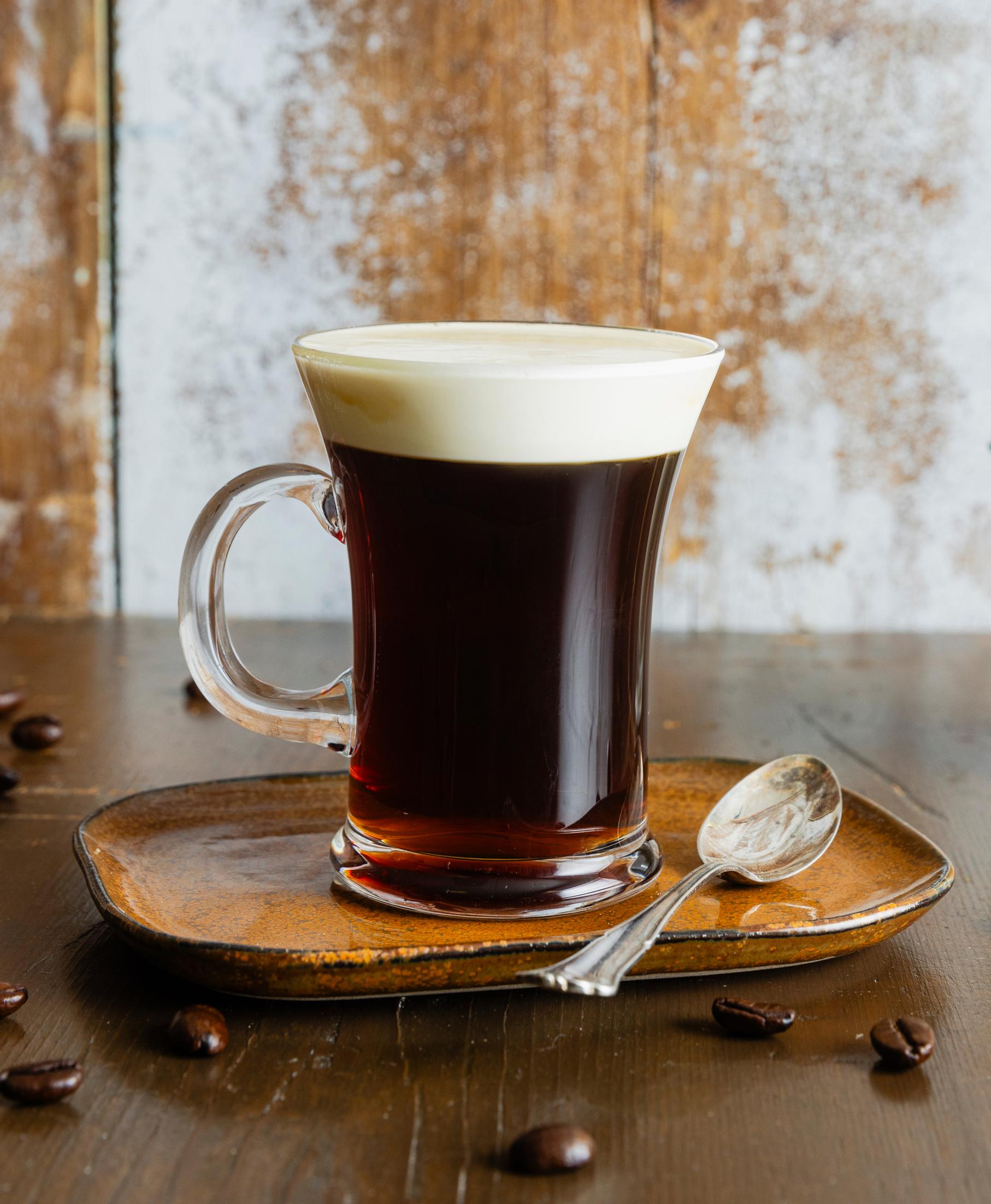 Irish coffee – viskillä maustettu kahvidrinkki lämmittää viileänä iltana
