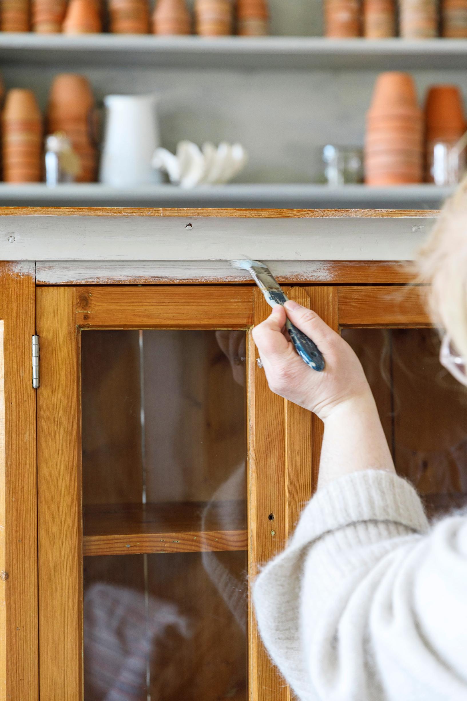 Katja maalaamassa huonekalua.