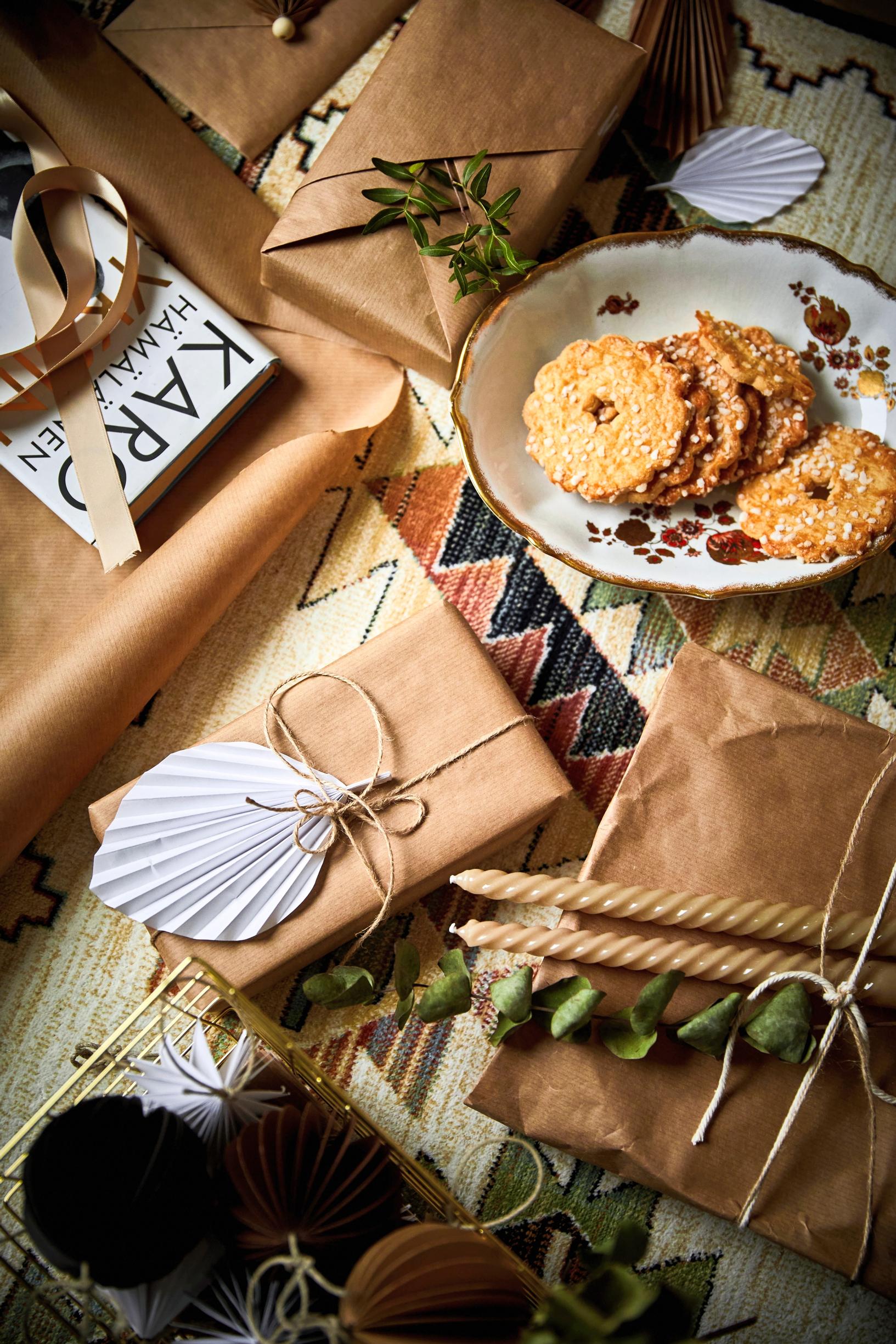 Joulupaketteja ja keksejä lattialla