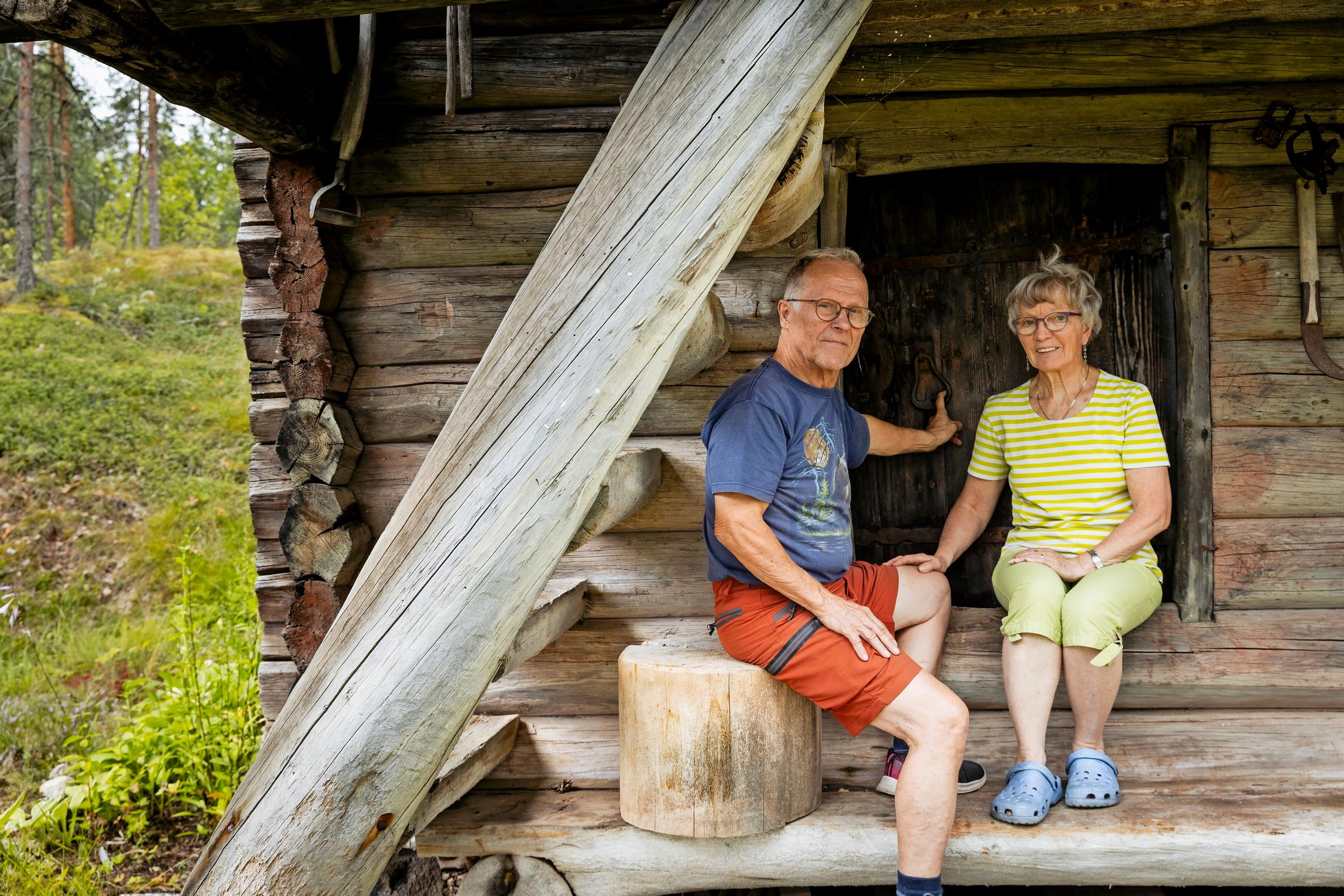 Raimo ja Raija Ulmanen istuvat aitan ovella