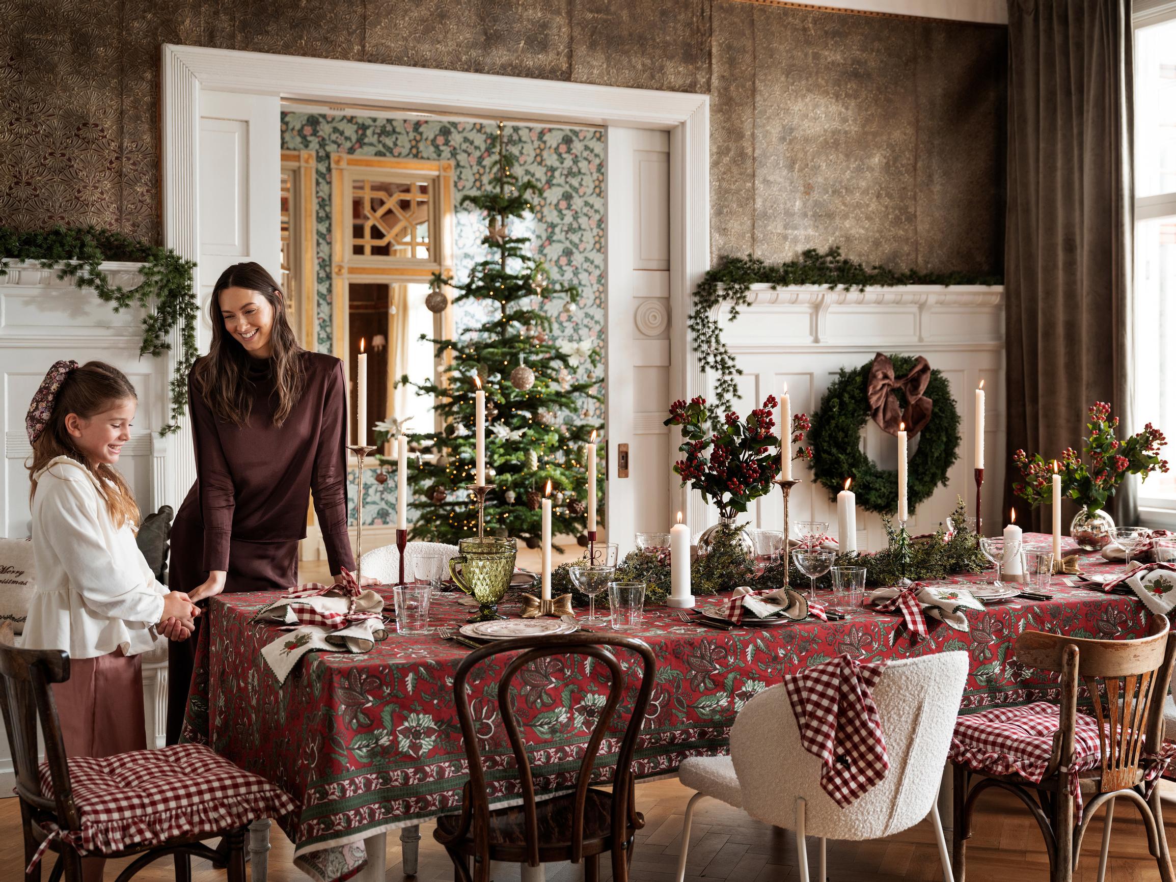 Juhlapöytä somistetaan nyt suloisin rusetein – poimi kauden kauneimmat kattausideat