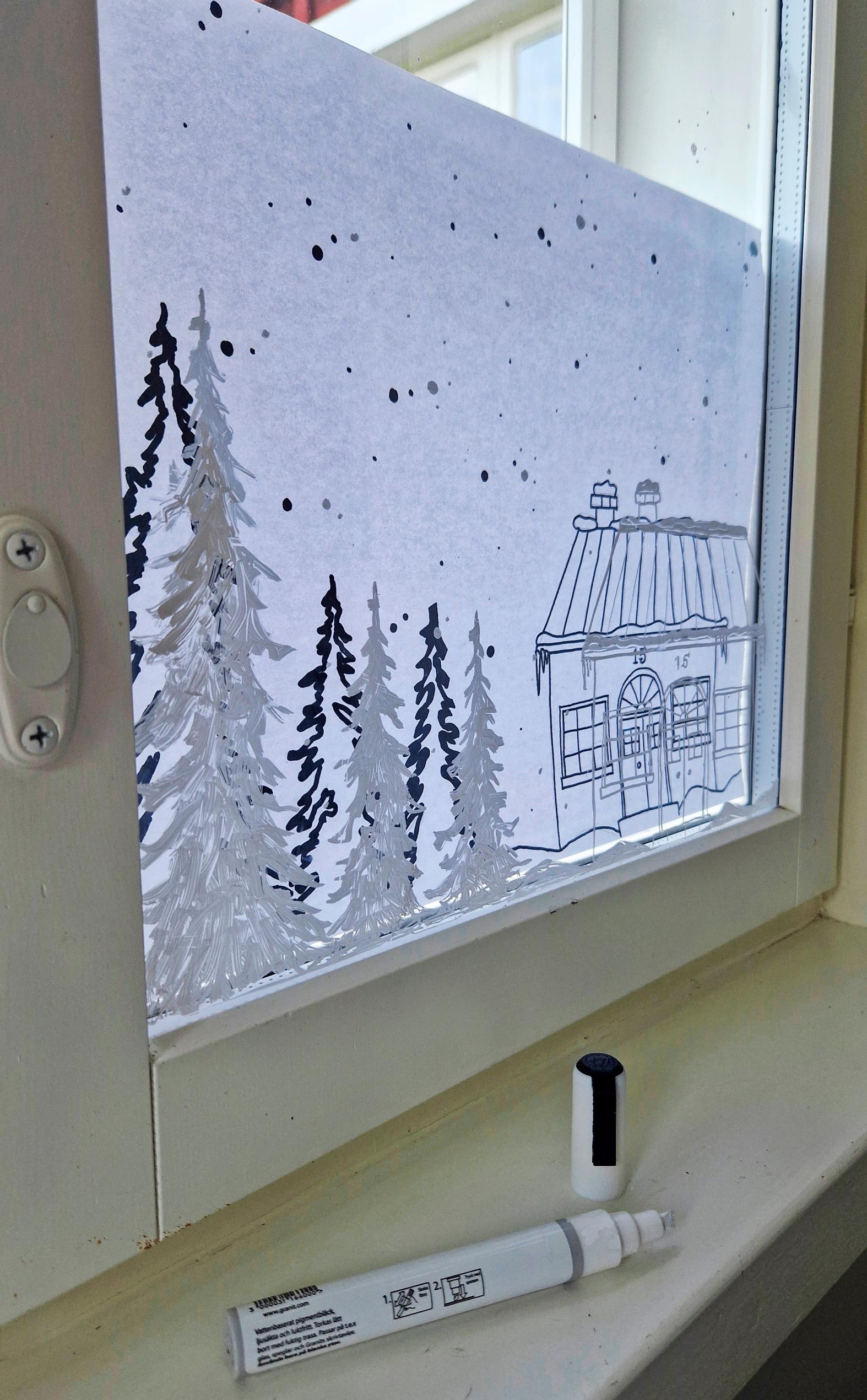 Kiinnitä malli ikkunan ulkopinnalle ja kopioi maisema ikkunaan.