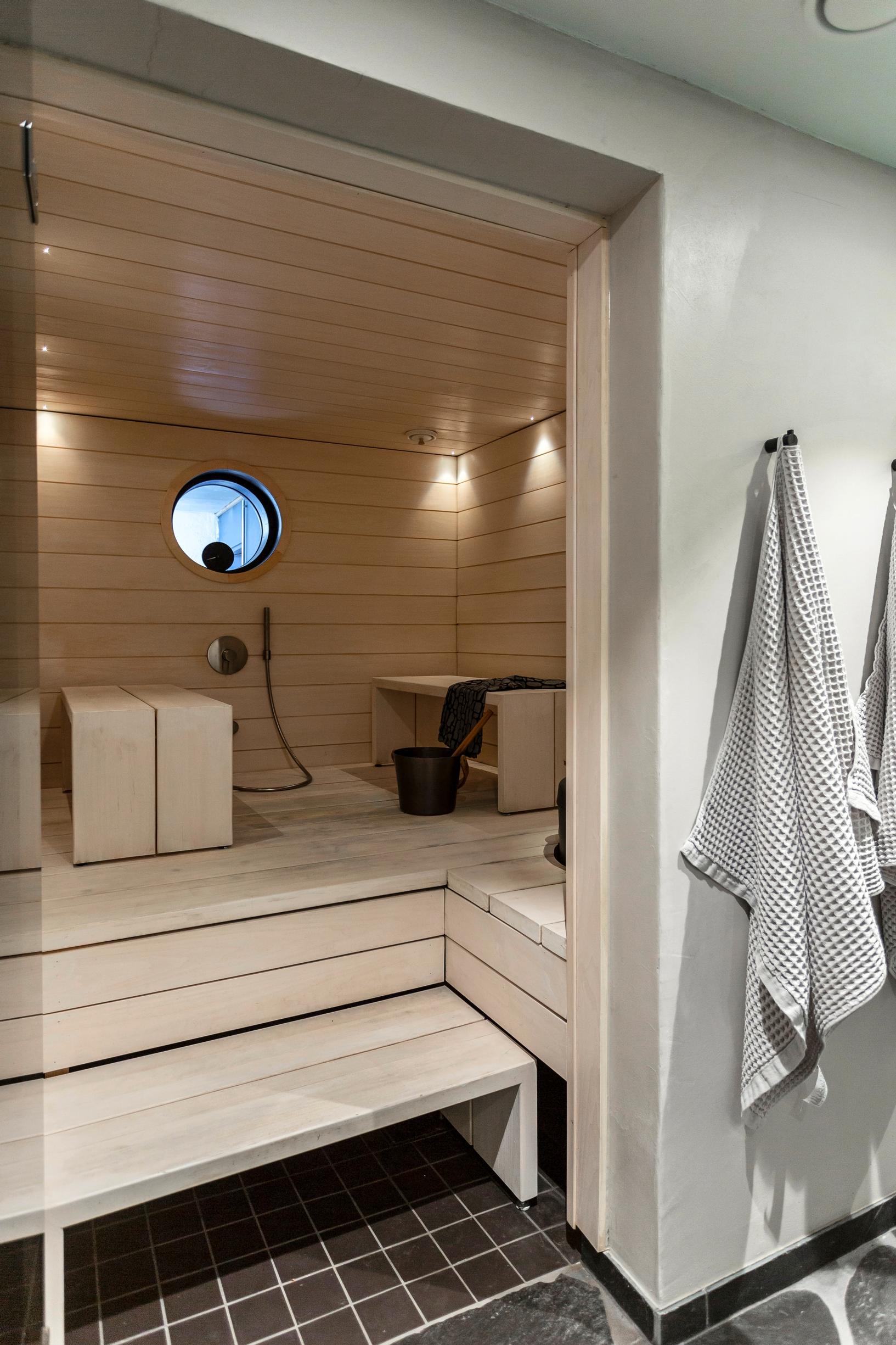 Vaalea ja moderni sauna rivitalokodissa