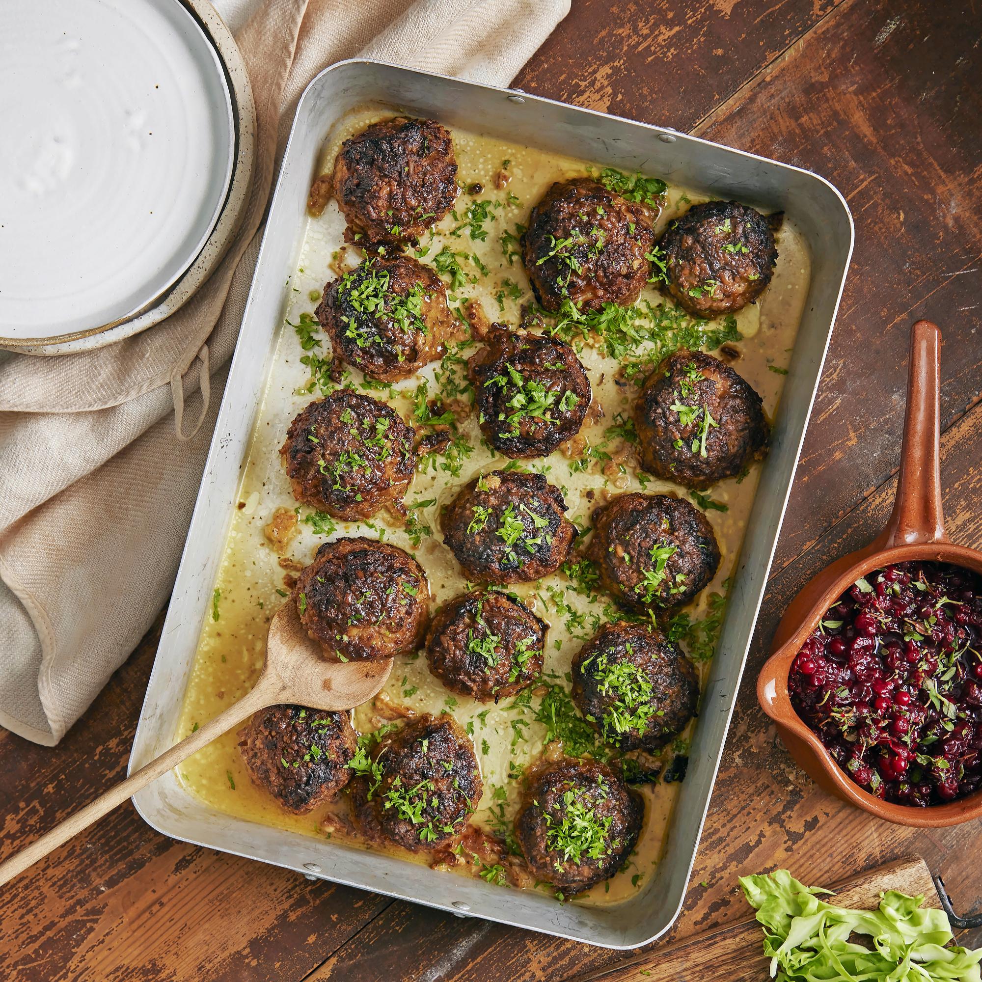 Kaalipyörykät vegejauhiksesta – syksyn suosikkipullat hautuvat uunissa mehukkaiksi!