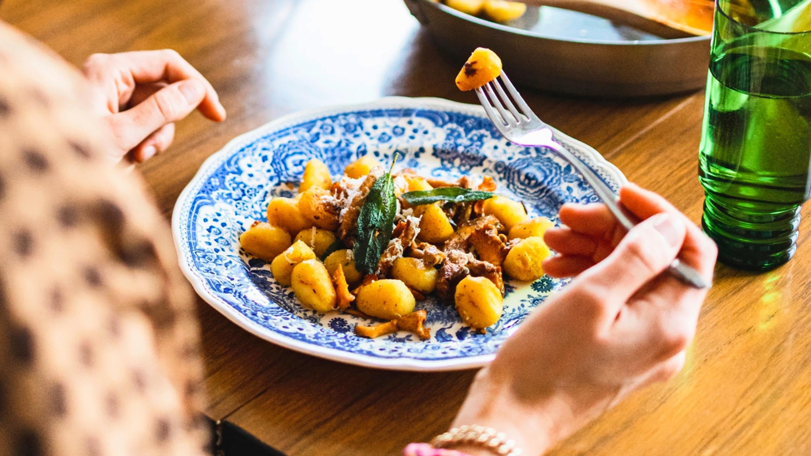 Rapeutta, pehmeyttä ja reippaasti umamia! Salvia-sienignocchit ovat Imanin ja Leenan 20 minuutin arkibravuuri