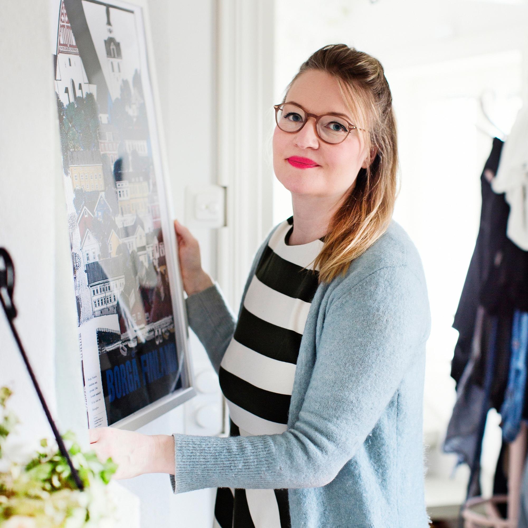 ”Kun kotiväki on muualla, heittäydyn siivottomaksi laiskamadoksi” – Outi Kaartamo pohtii, kuinka oma itsensä kotona voi olla