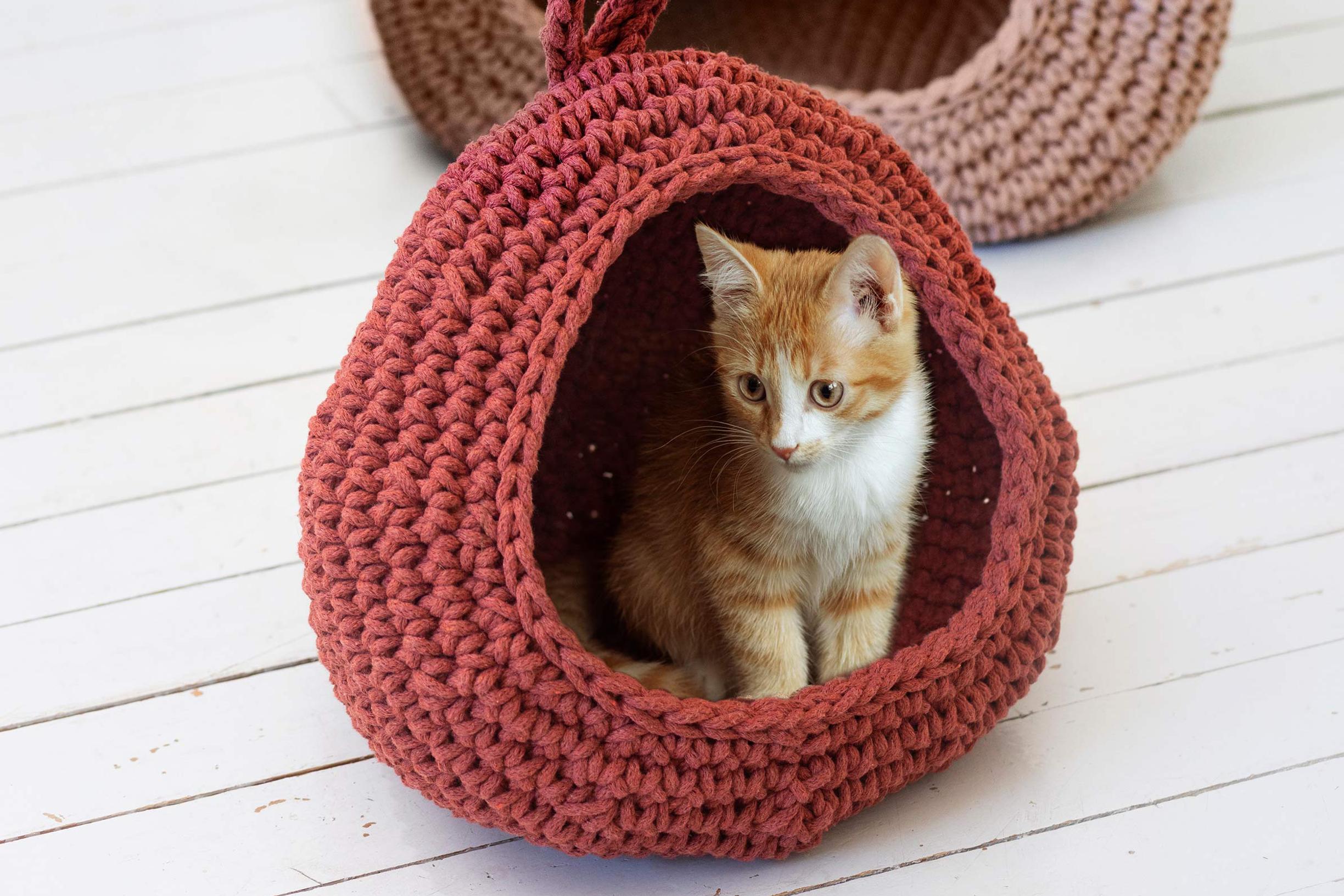 Virkattu kissan pesä – pehmeä mutta tukeva piilopaikka valmistuu yhtenä kappaleena