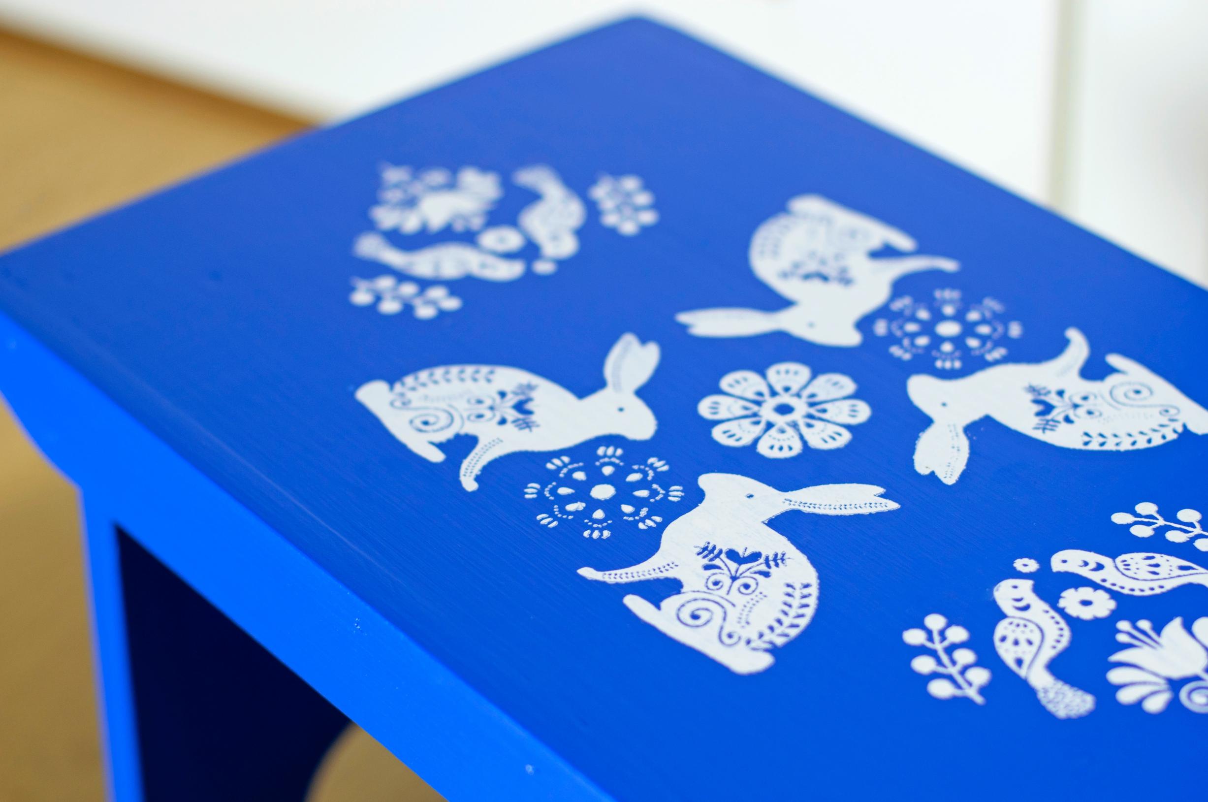 Sapluunan avulla koristeltu jakkara