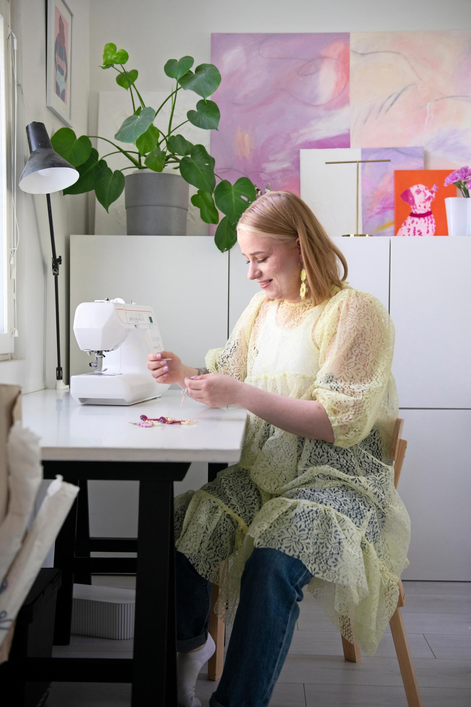 Inka Tikkinen tekee koruja