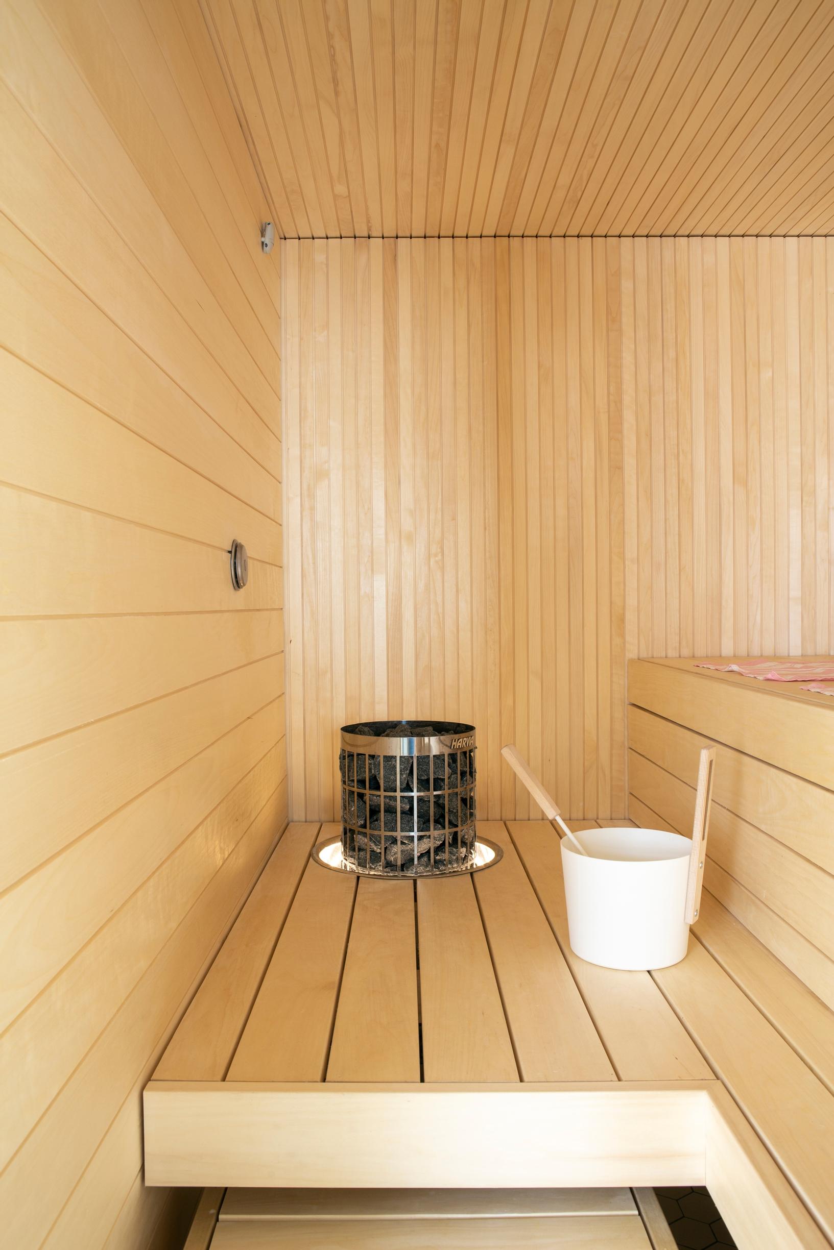 Haavalla paneloitu sauna
