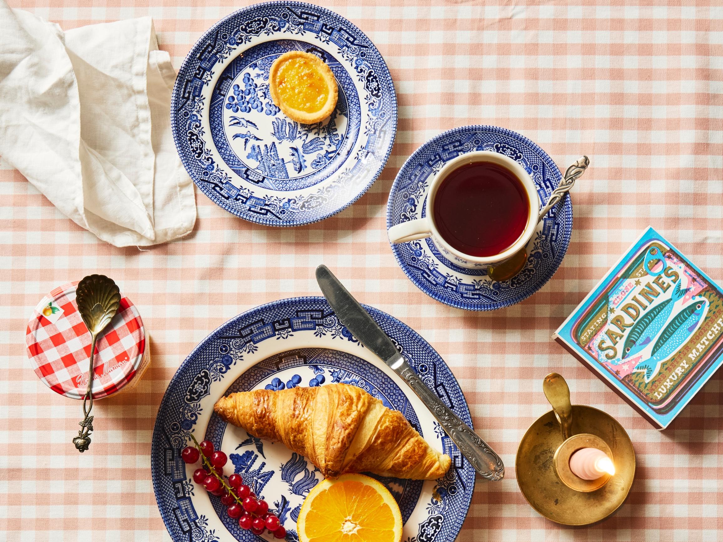 Tunnetko sinivalkoisten maisema-astioiden tarinan kielletystä rakkaudesta? Lautasten arvokin saattaa yllättää
