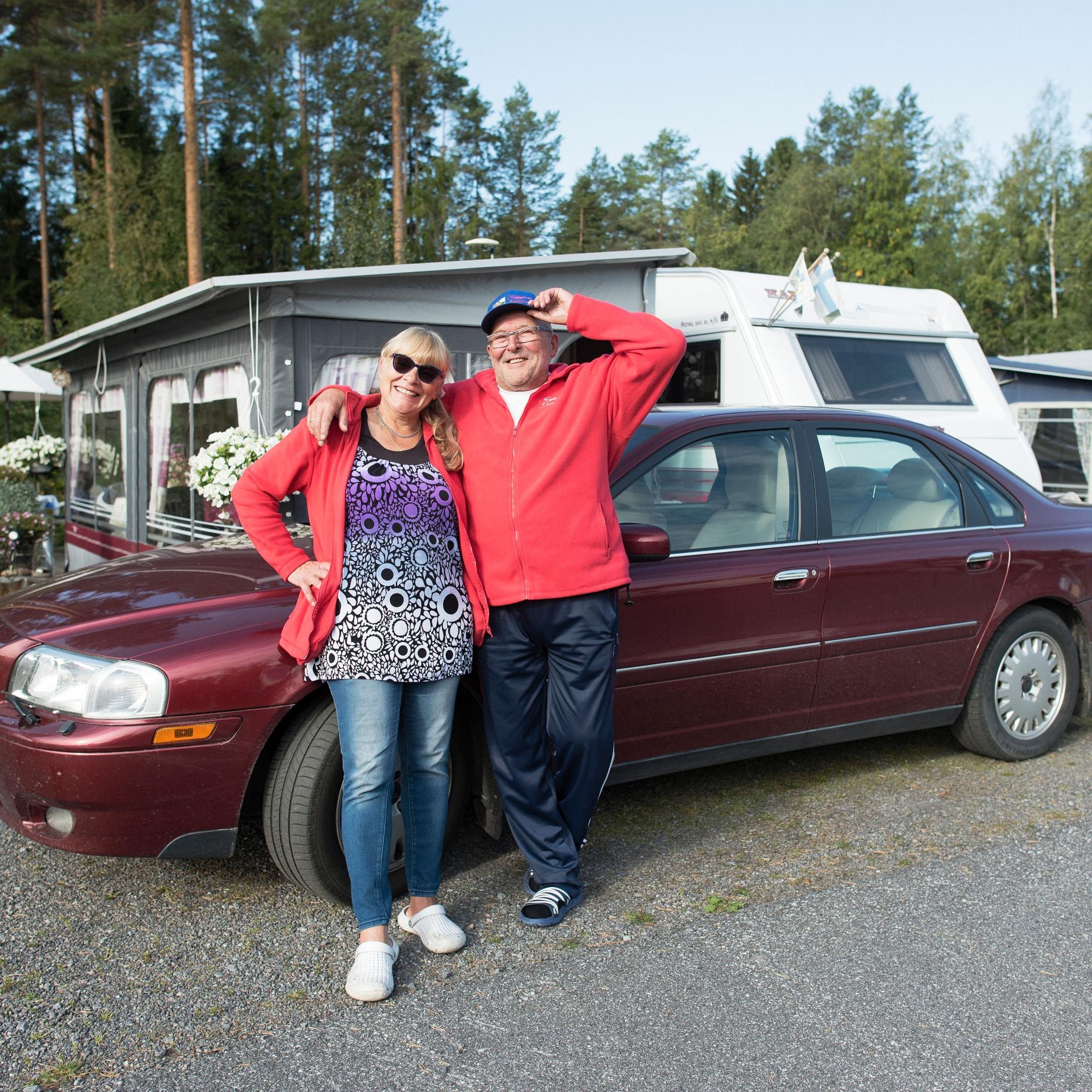 Kuusikymppiset Anne ja Kari asuvat asuntovaunussa ympäri vuoden: ”Kyllä meitä varmaan vähän pössöinä piretähän”