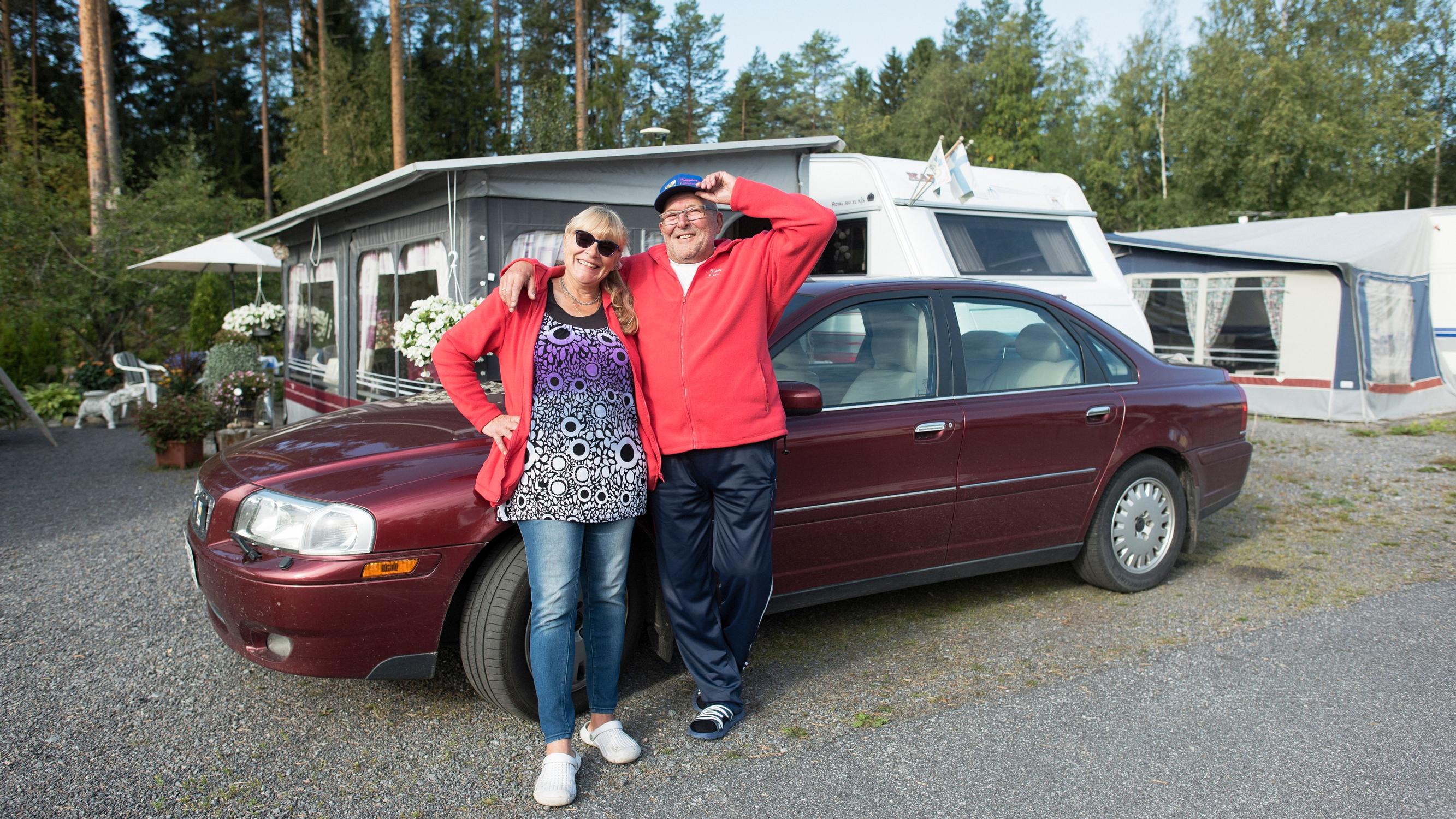 Kuusikymppiset Anne ja Kari asuvat asuntovaunussa ympäri vuoden: ”Kyllä meitä varmaan vähän pössöinä piretähän”