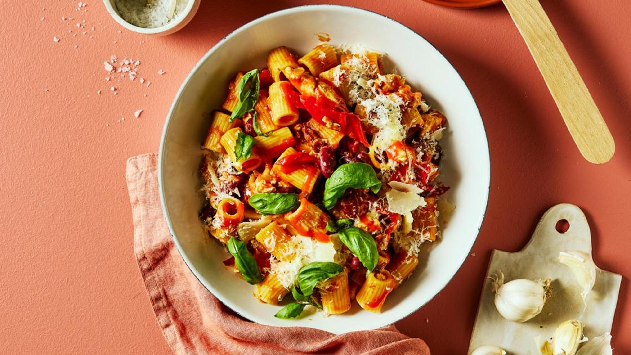 Yhden pannun sriracha-kanapasta on uusi ja supermaukas arkisuosikkisi