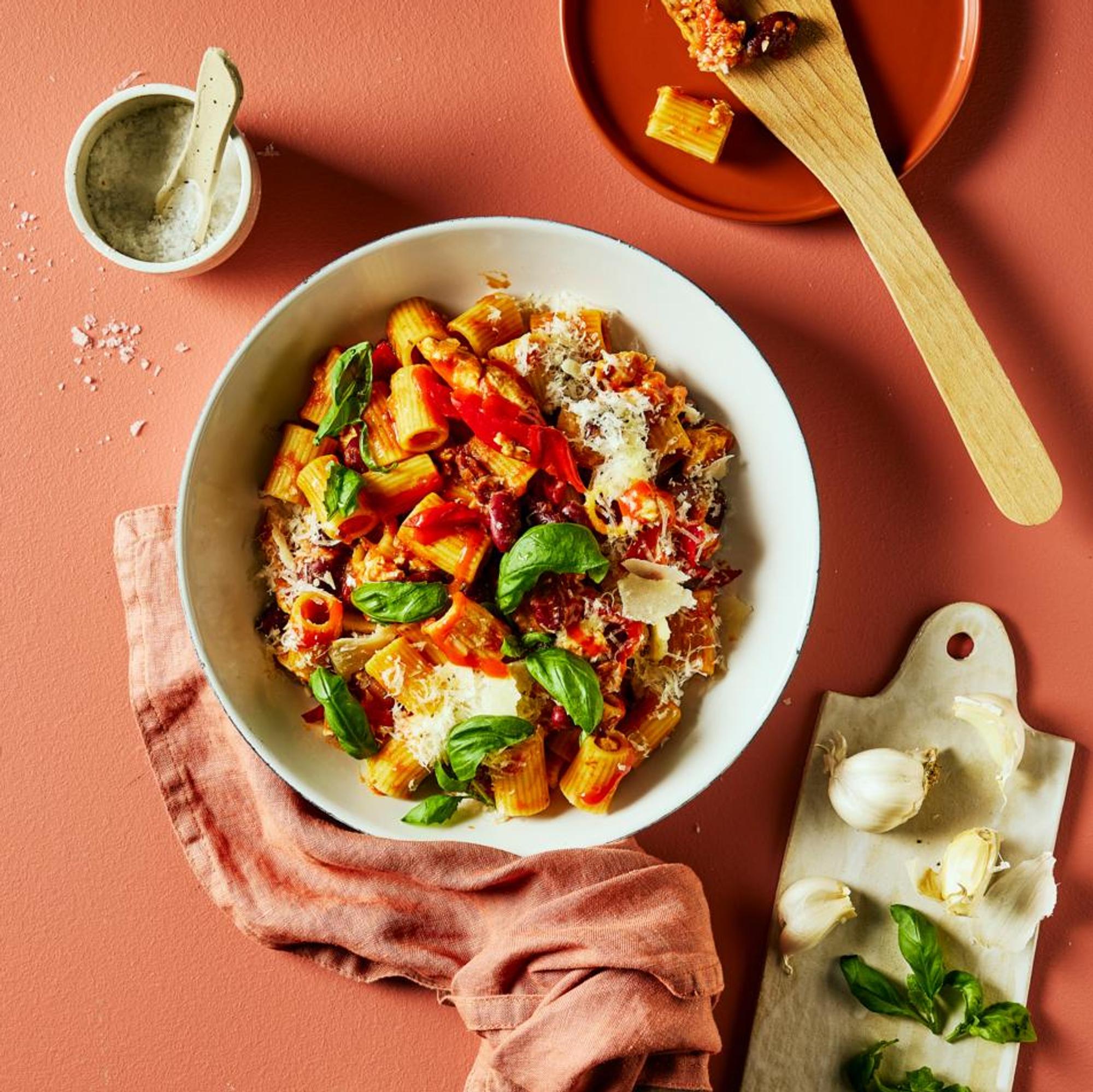 Yhden pannun sriracha-kanapasta on uusi ja supermaukas arkisuosikkisi