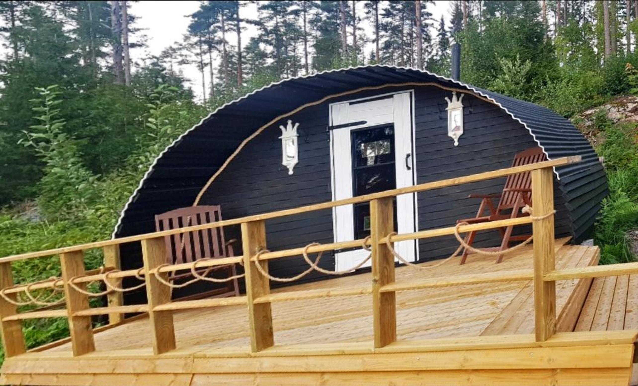 Löylyt trampoliinissa! Tuija tuunasi kaarevan pihasaunan vanhasta trampoliinista ja jämälaudoista