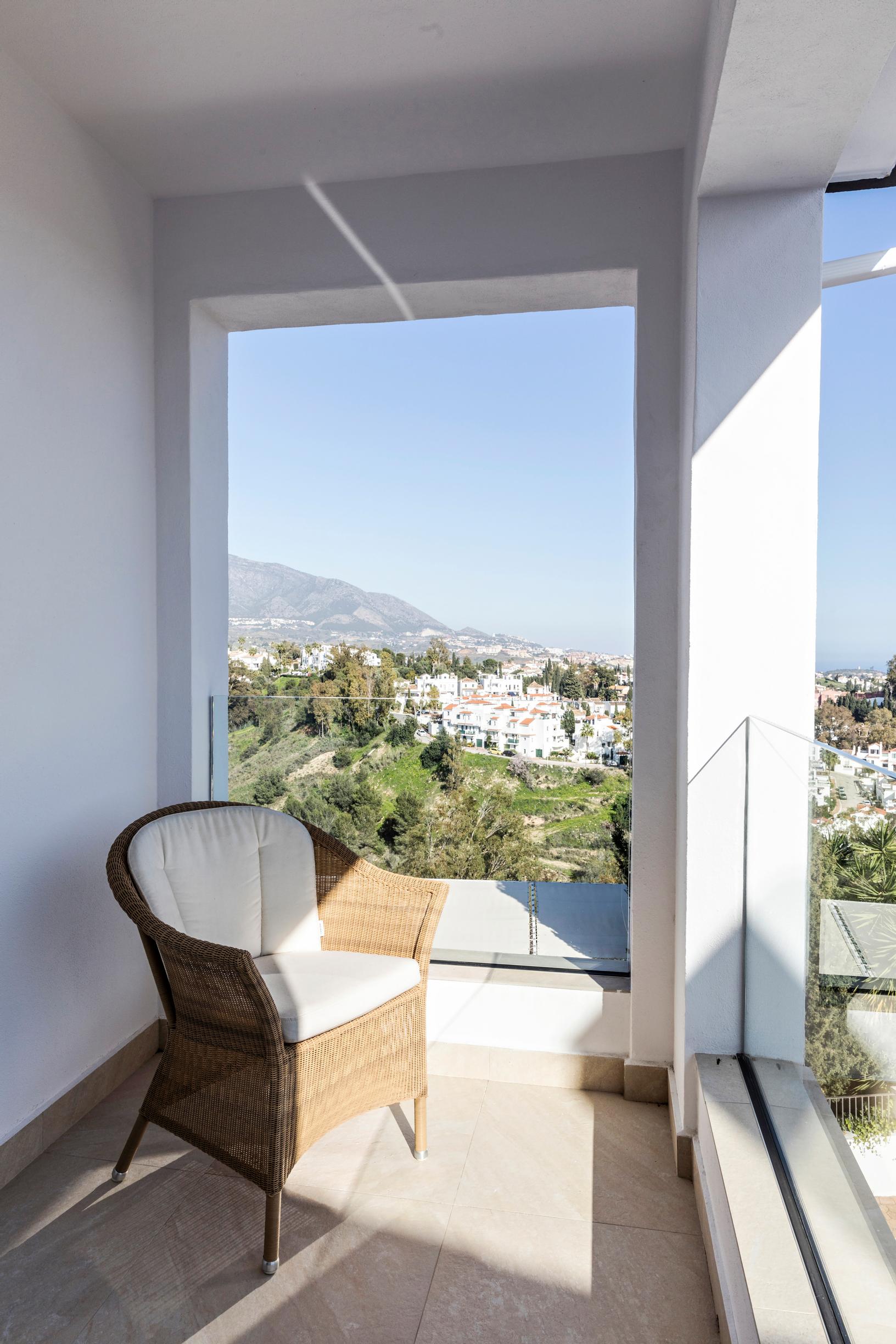 Parvekkeelta on myös vuorimaisemat