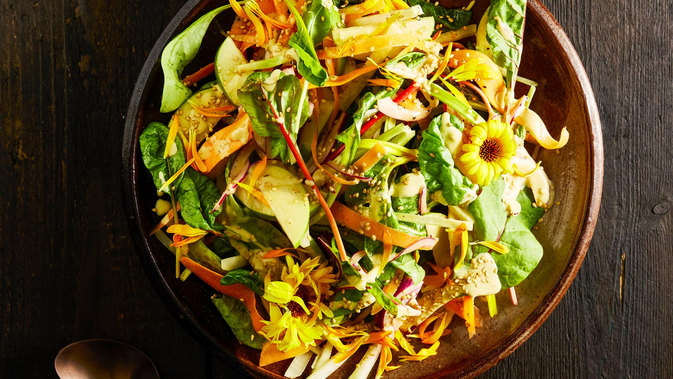 Mangoldisalaatti – sekoita coleslaw-tyylinen salaatti nopeasti satokauden herkuista 