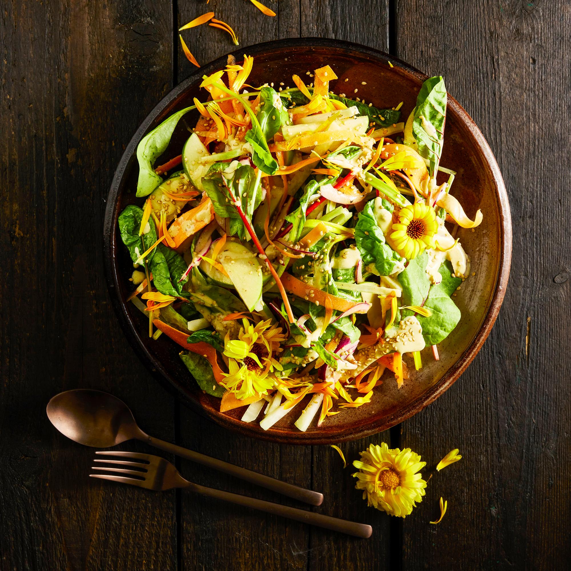 Mangoldisalaatti – sekoita coleslaw-tyylinen salaatti nopeasti satokauden herkuista 