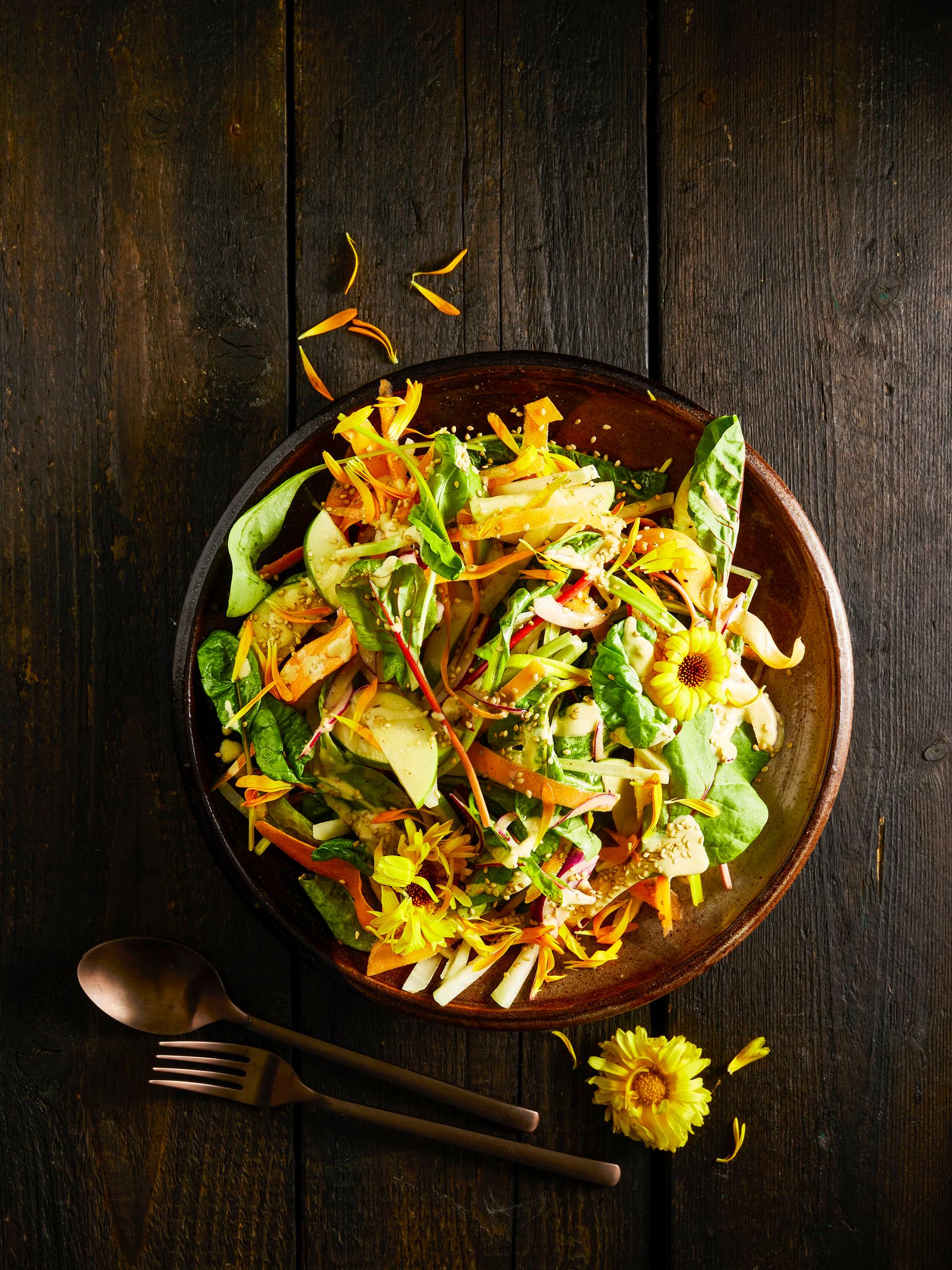 Mangoldisalaatti – sekoita coleslaw-tyylinen salaatti nopeasti satokauden herkuista 