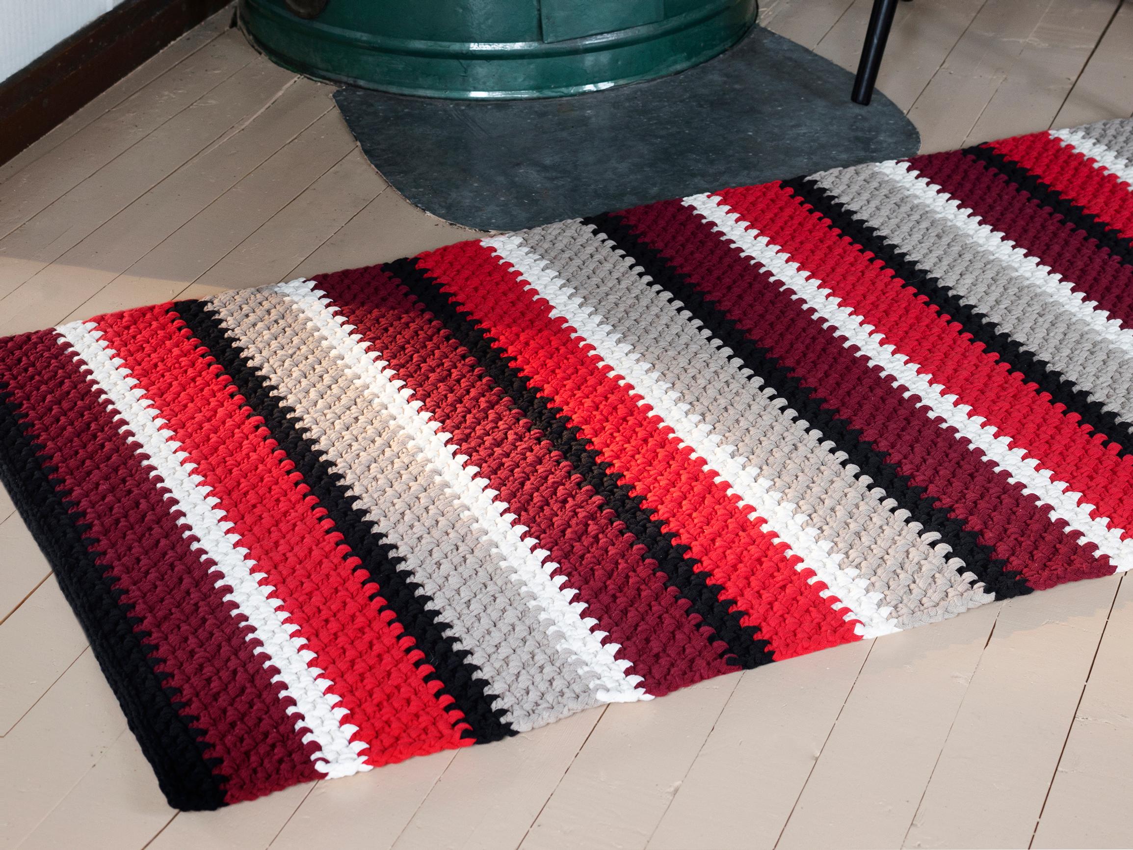 Virkattu raitamatto tuo kotiin lämpimän jouluista tunnelmaa – kurkkaa ohje