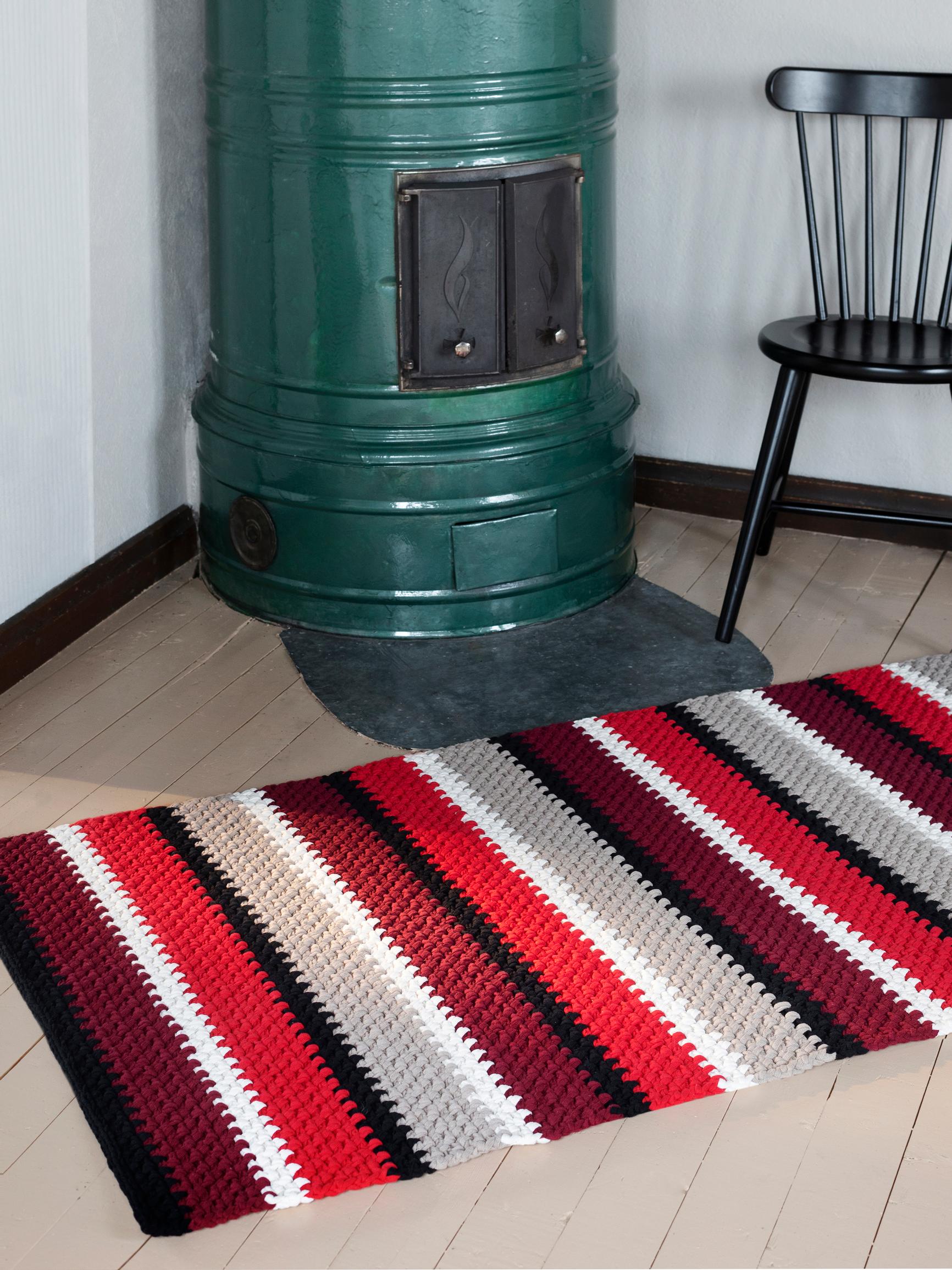 Virkattu raitamatto tuo kotiin lämpimän jouluista tunnelmaa – kurkkaa ohje