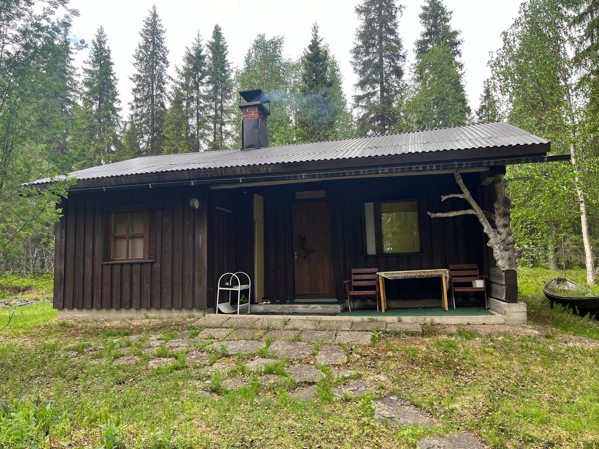 Sami Jauhojärven perheen tummanruskea Lapin-mökki