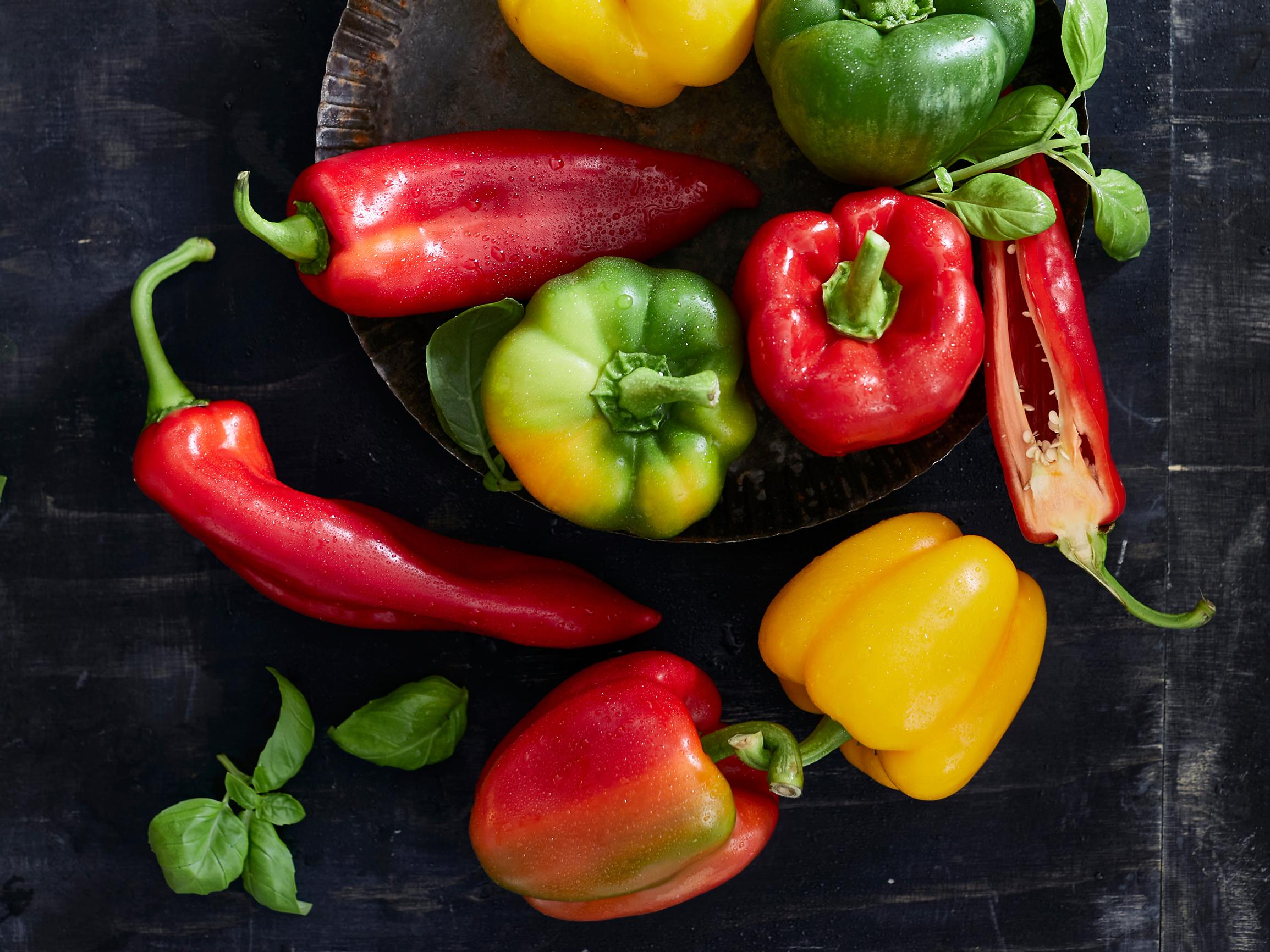 Paprikan kasvatus vaatii valoa, lämpöä ja säännöllisyyttä – säntillinen hoito palkitsee herkullisella sadolla