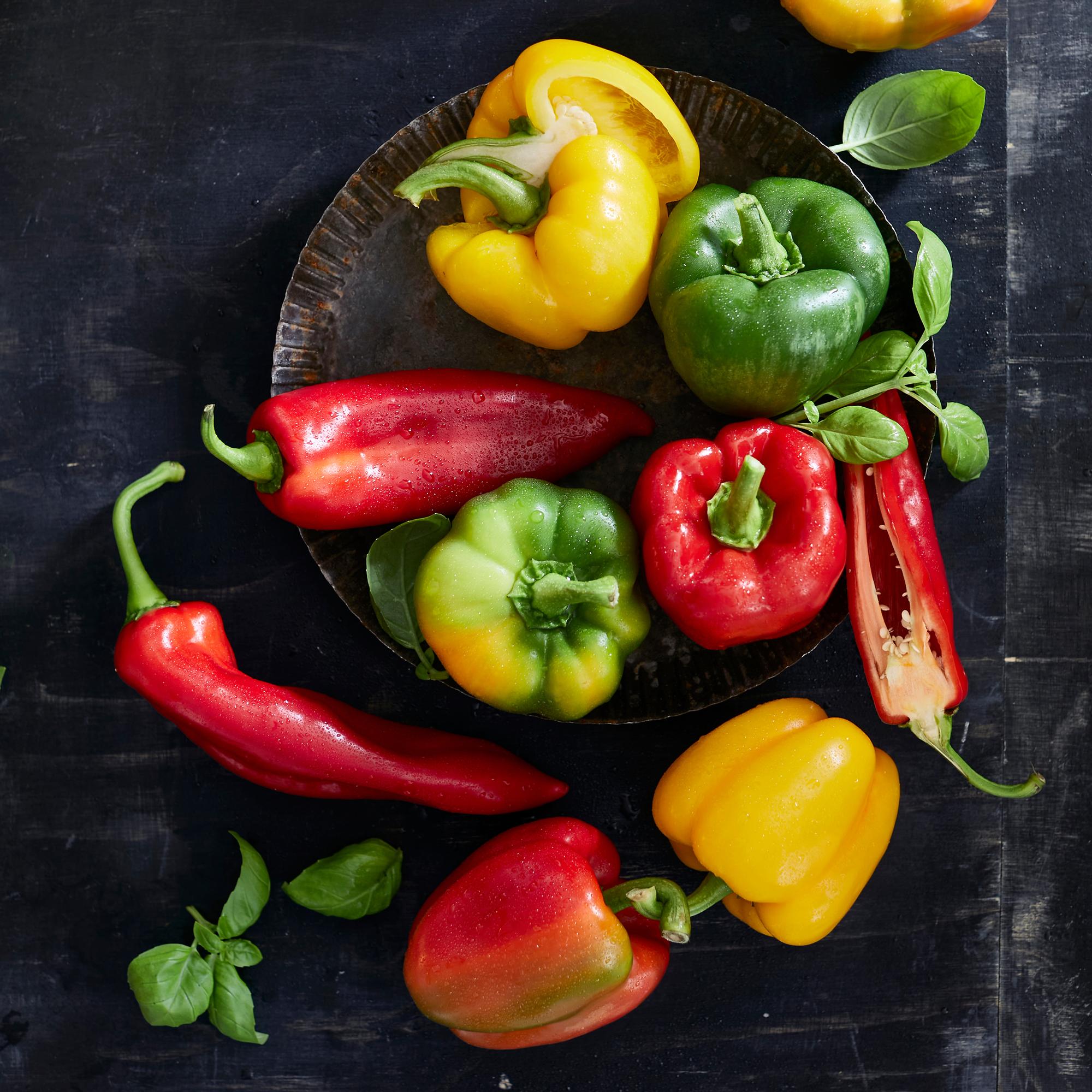 Paprikan kasvatus vaatii valoa, lämpöä ja säännöllisyyttä – säntillinen hoito palkitsee herkullisella sadolla