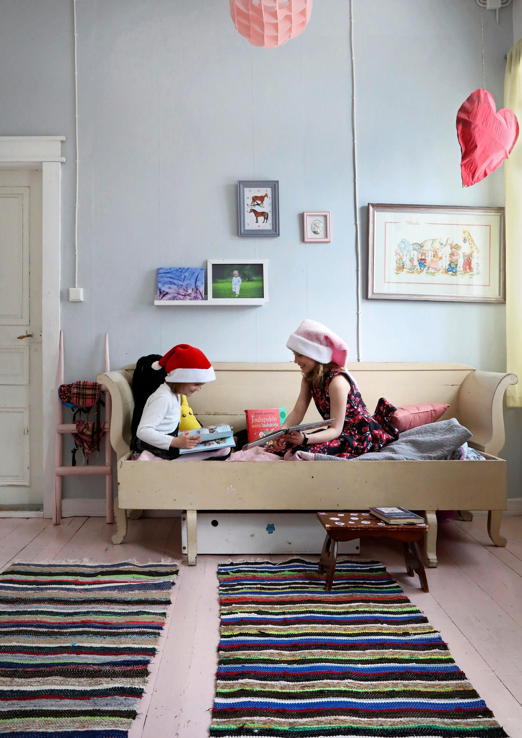 Lapset istuvat puusohvalla