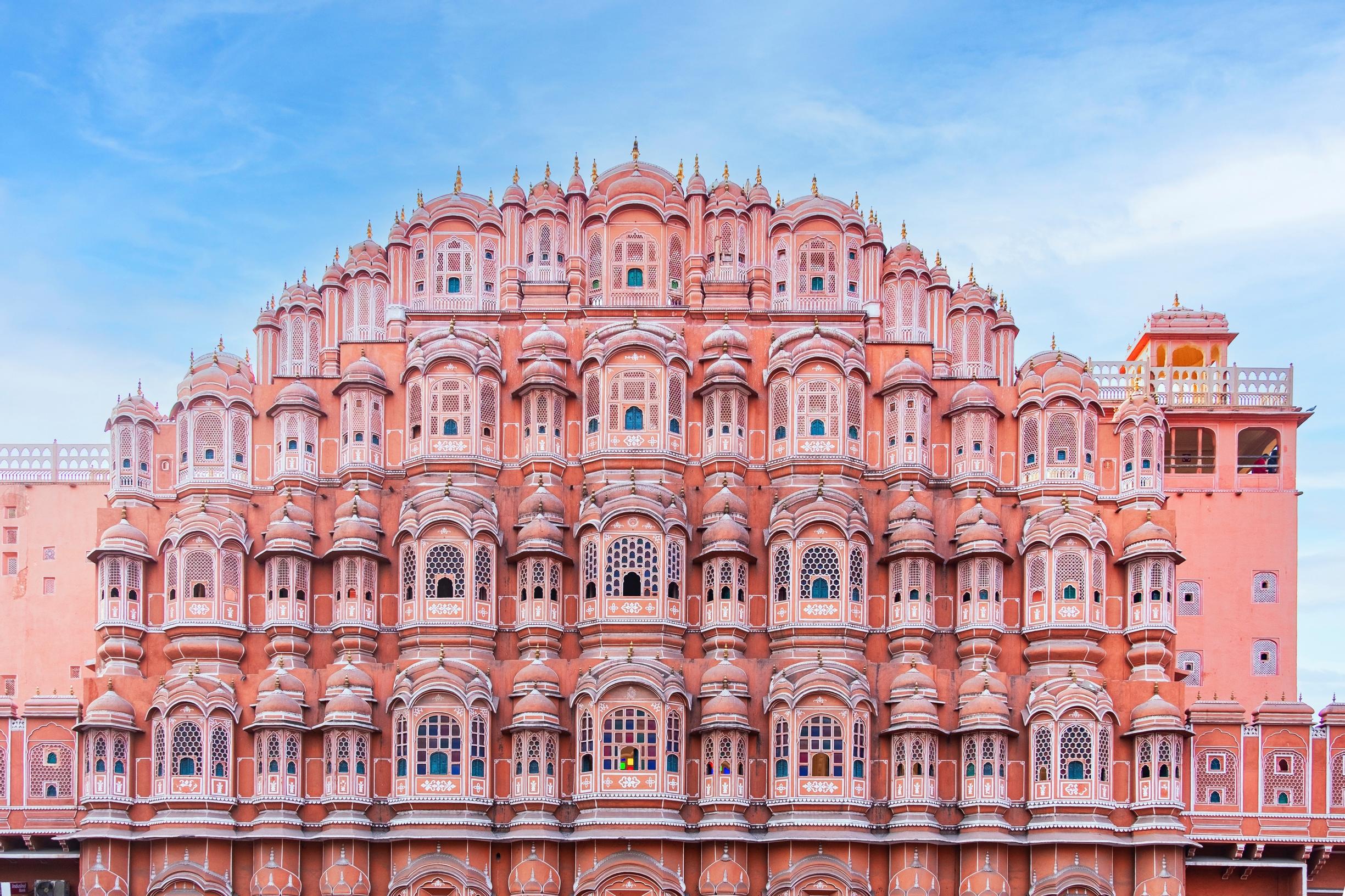Korallinsävyinen rakennus Hawa Mahal Intian Jaipurissa.