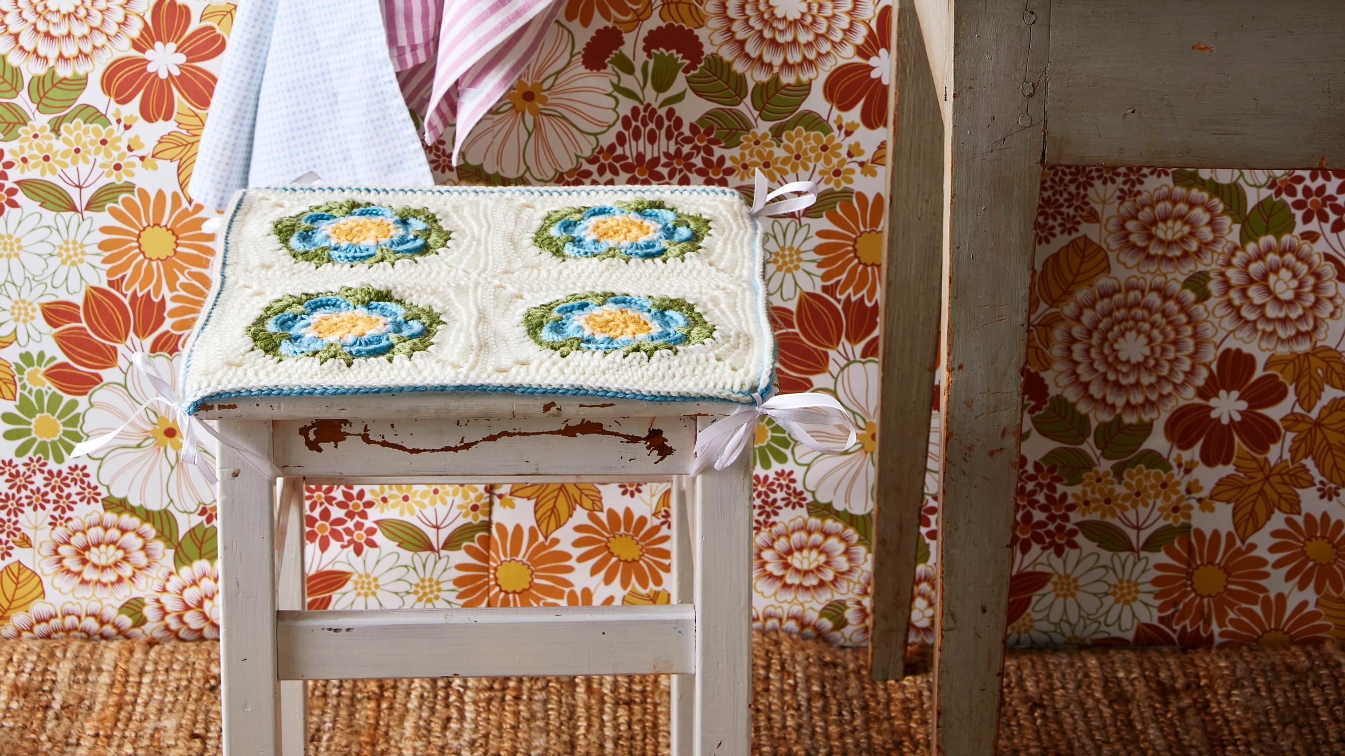 Ihan kuin mummolassa! Virkkaa isoäidinneliöistä jakkaralle pehmoinen päällinen