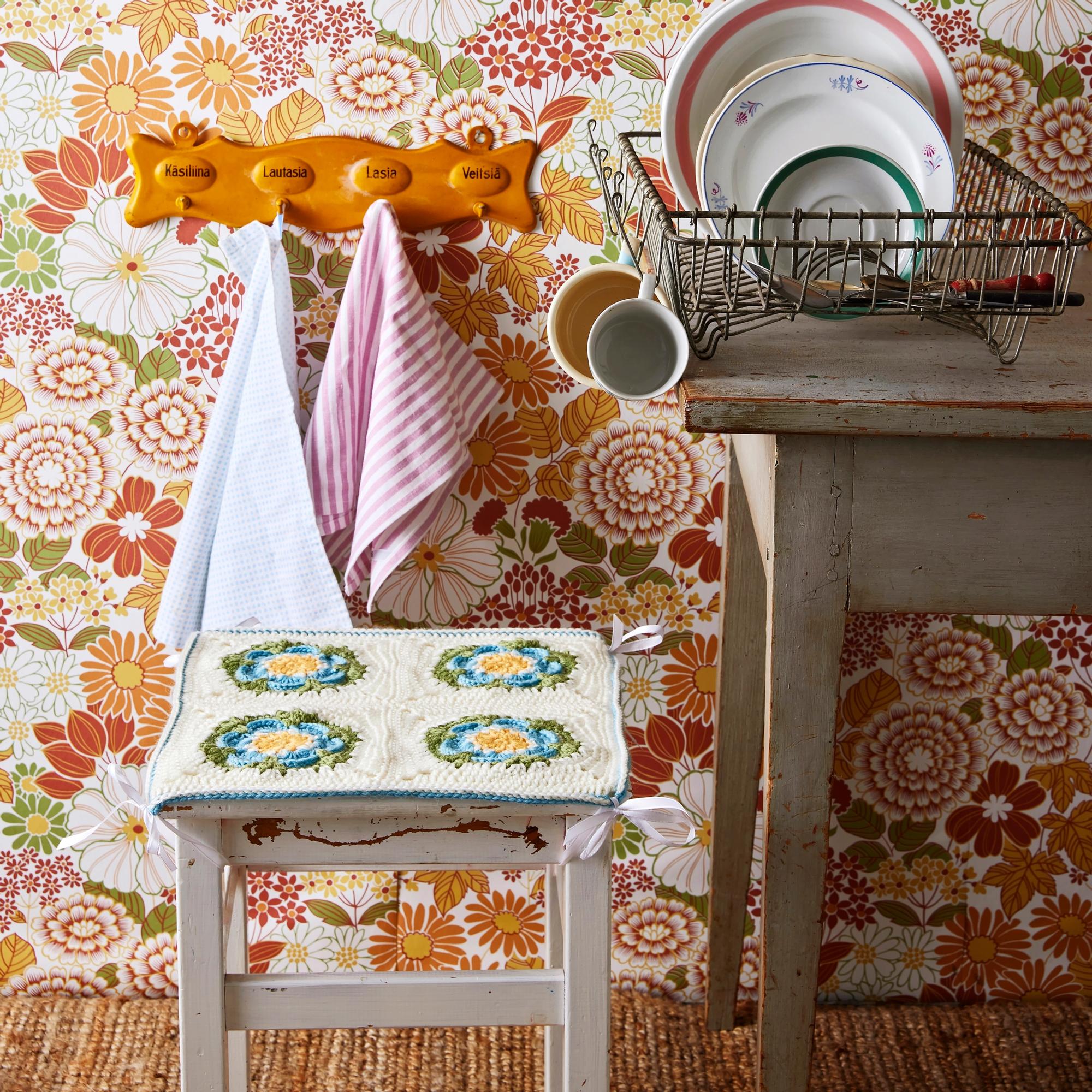 Ihan kuin mummolassa! Virkkaa isoäidinneliöistä jakkaralle pehmoinen päällinen