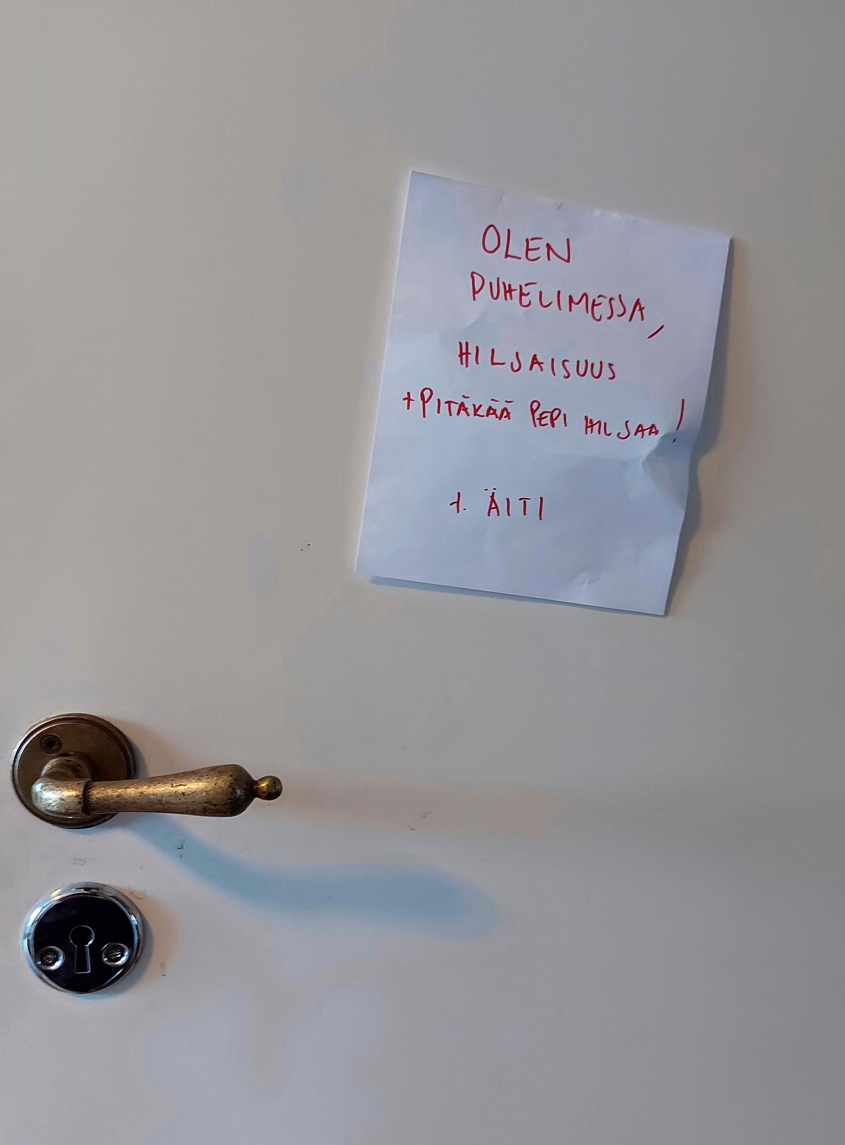 Varoituslappu ovessa