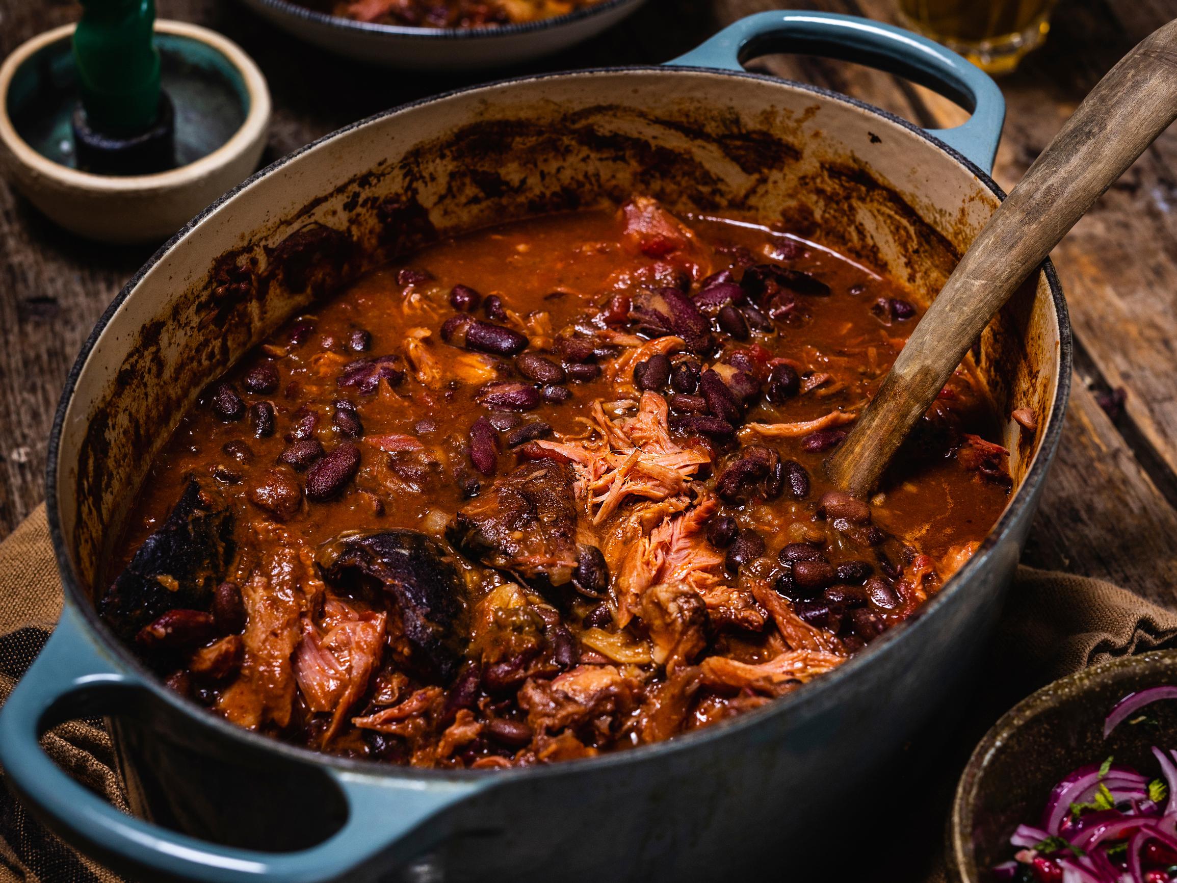 Meri-Tuuli Väntsin savupotka-papupata – täydellisen täyteläinen pataruoka hautuu uunissa kuin itsestään 