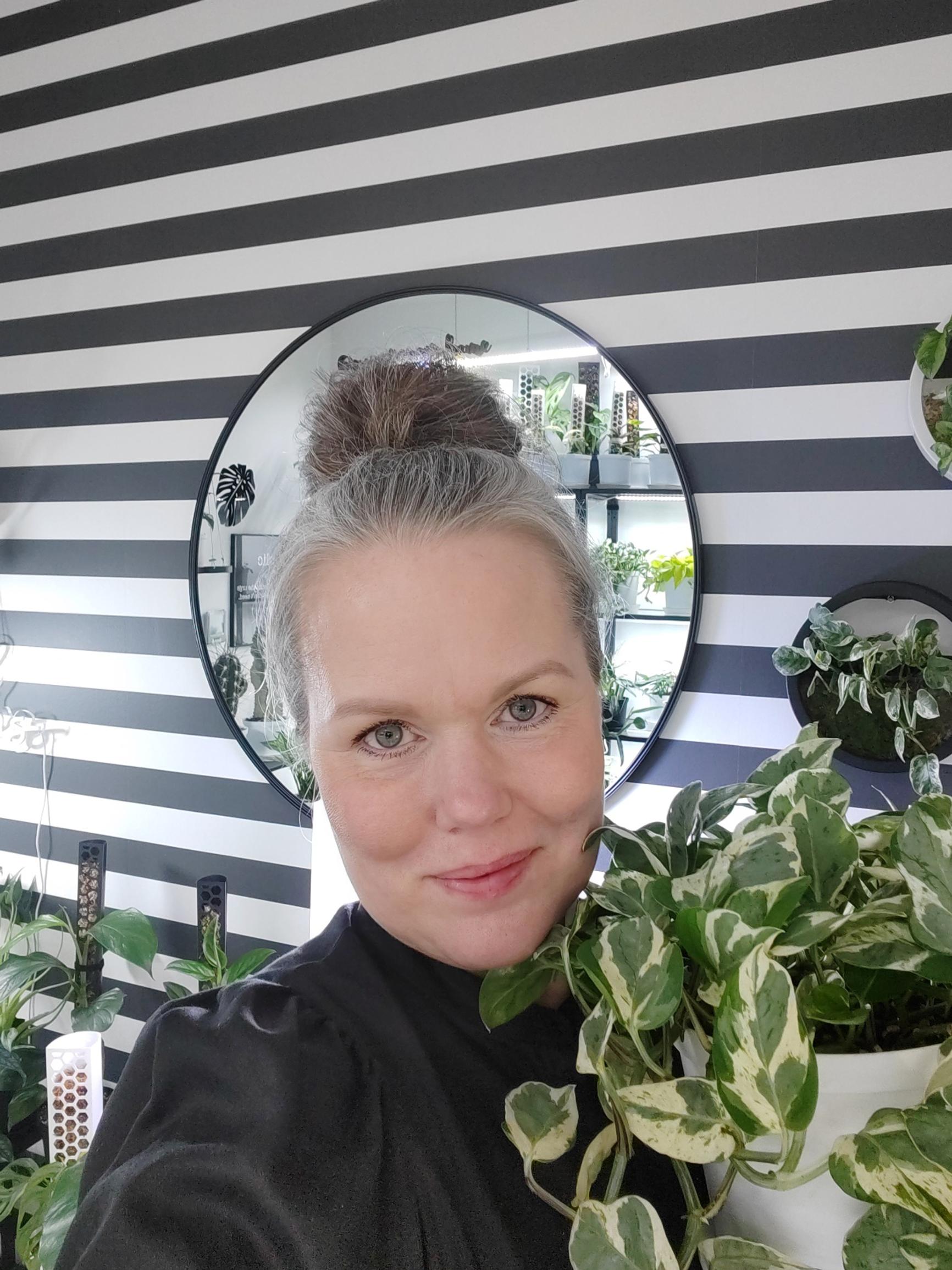 Nina Kuuselan kädessä on kultaköynnös Epipremnum Aureum Pearl & Jade. Nina Kuusela