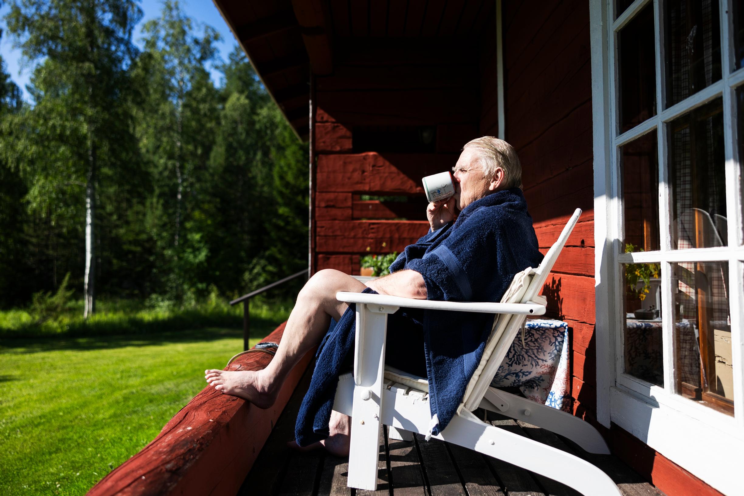 Lasse Lehtinen saunan terassilla
