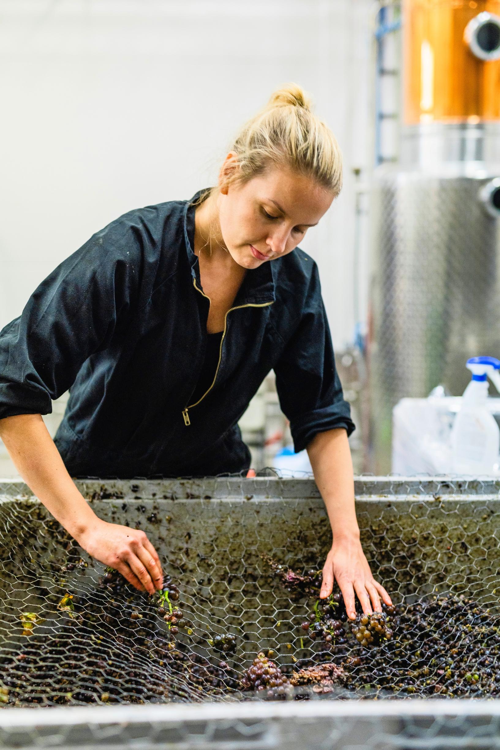 Noita Wineryn viinintekijä Ilona Aaltonen