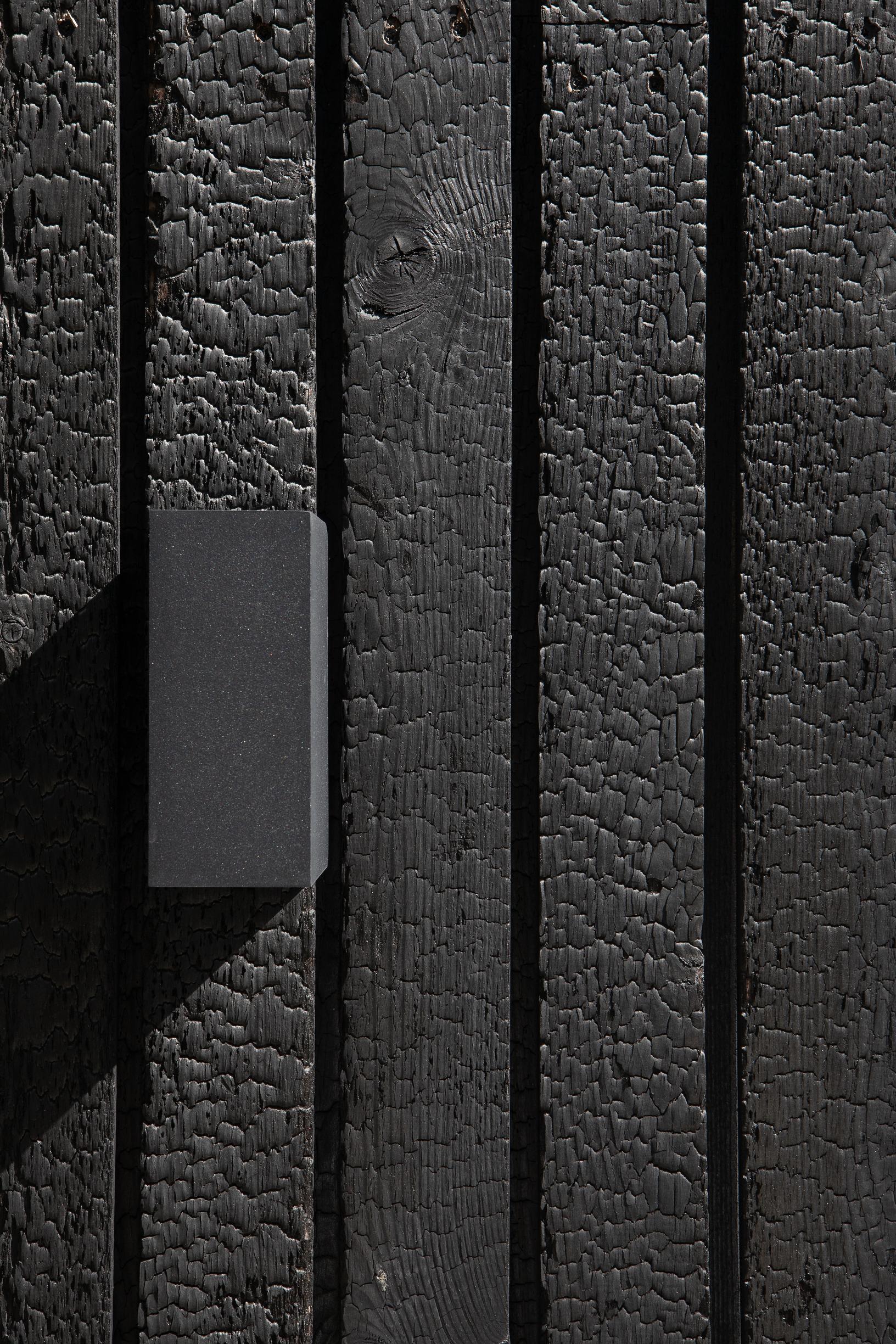 Shou sugi ban -käsitelty puupaneeli