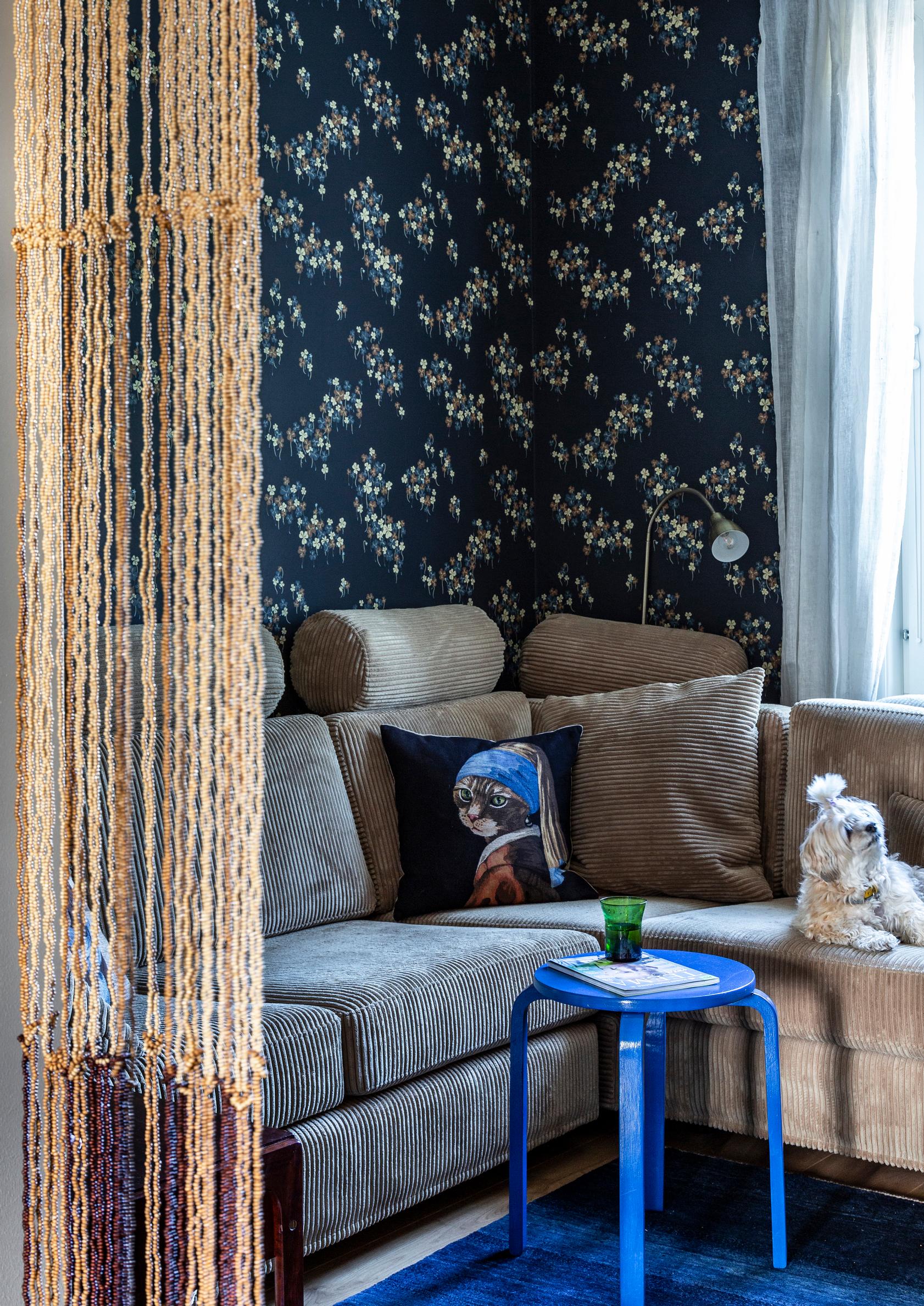 Sininen jakkara sohvapöytänä