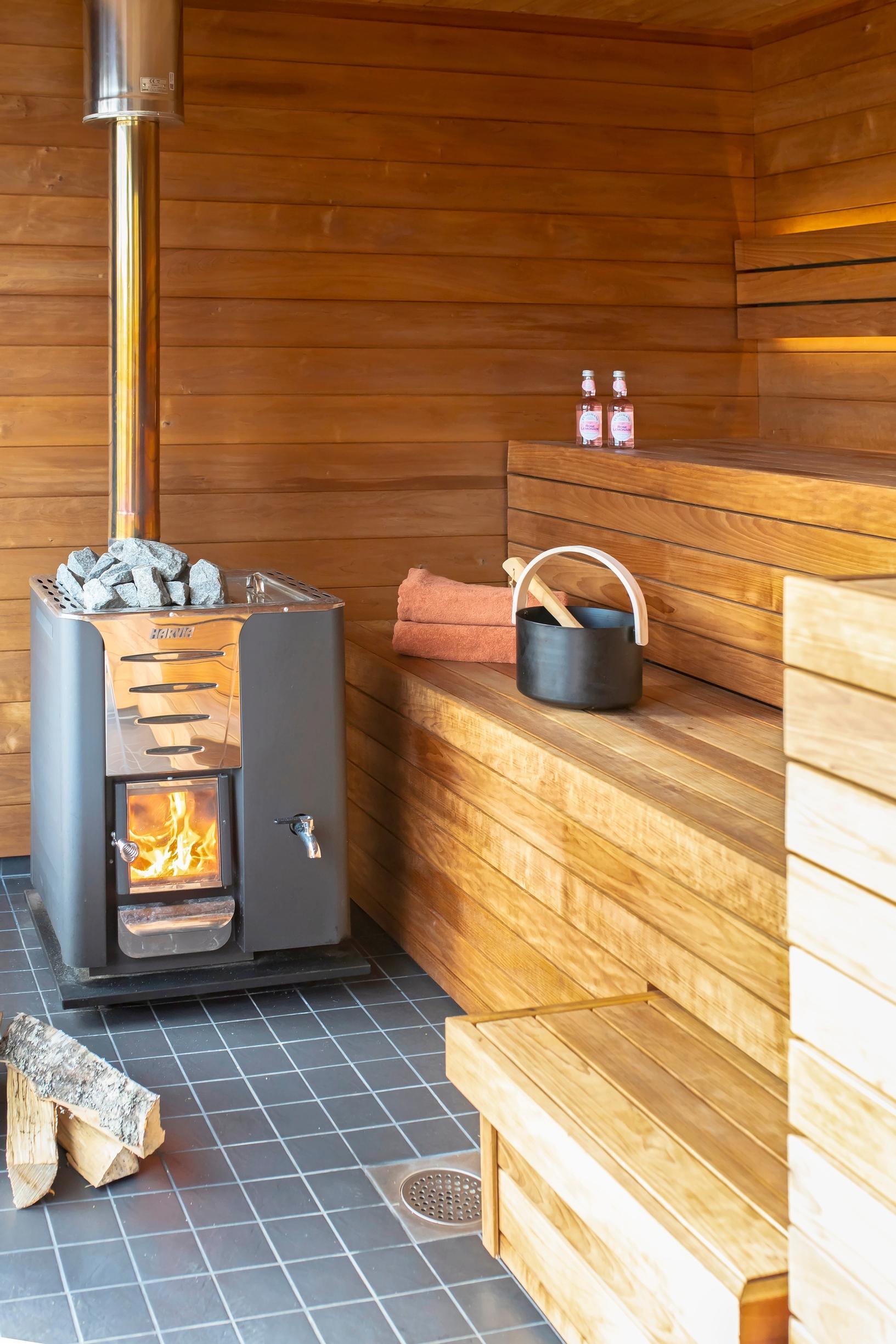 Sauna, jossa on puukiuas