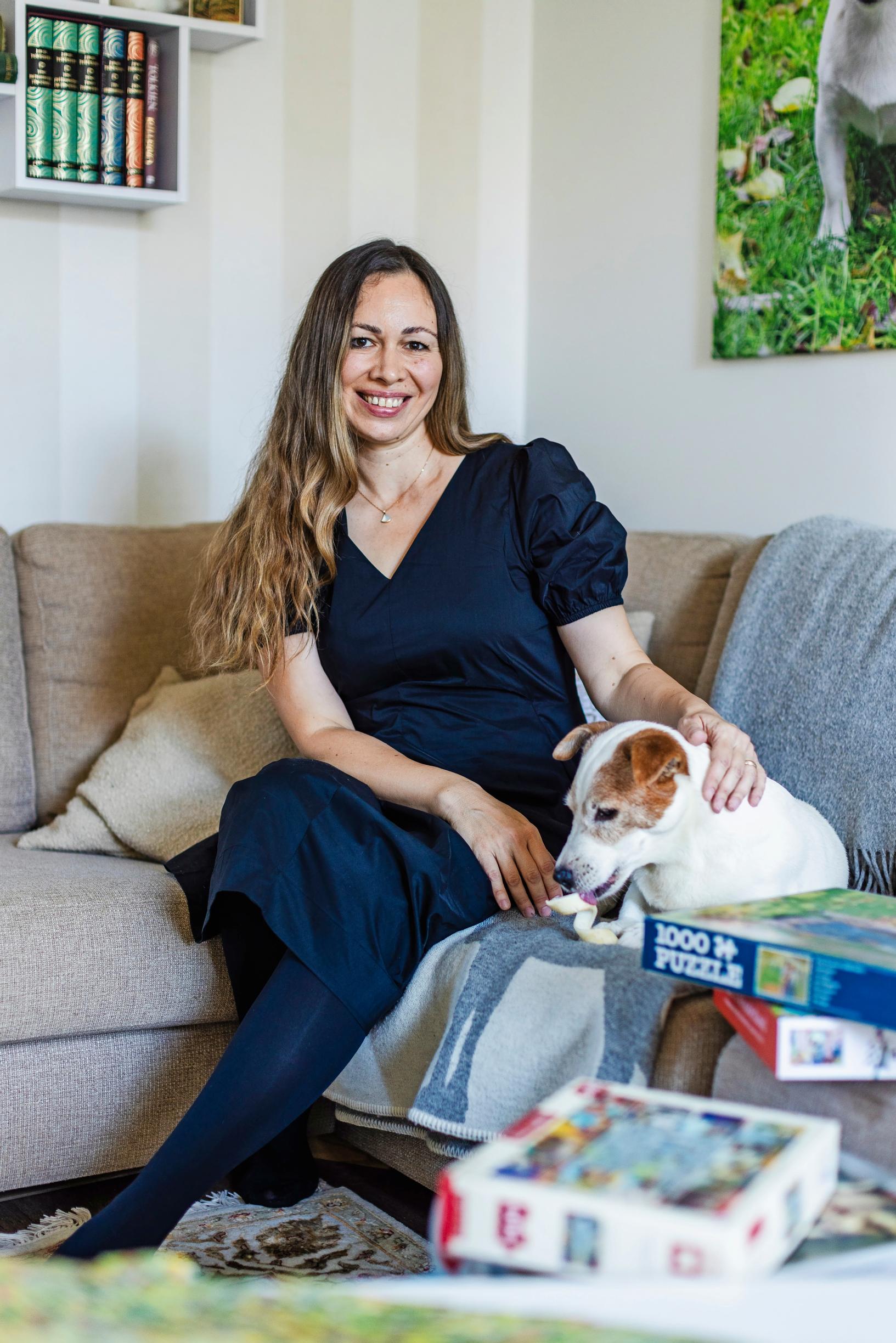 Kuva palapeliharrastajasta Kira Rainvuoresta ja jackrusselinterrierista.