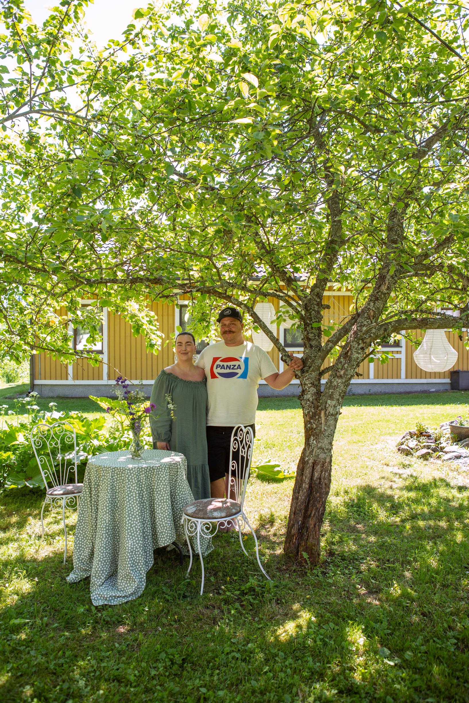 Mira ja Iiro Hiltunen puutarhassaan