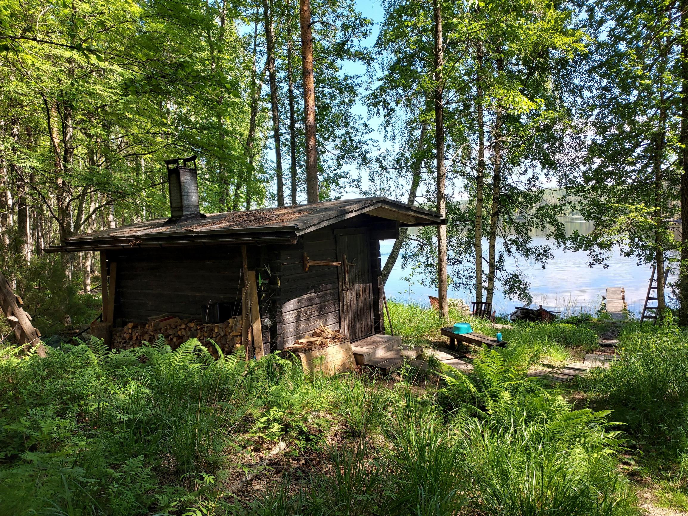 vanha rantasauna, laituri ja järvinäkymä