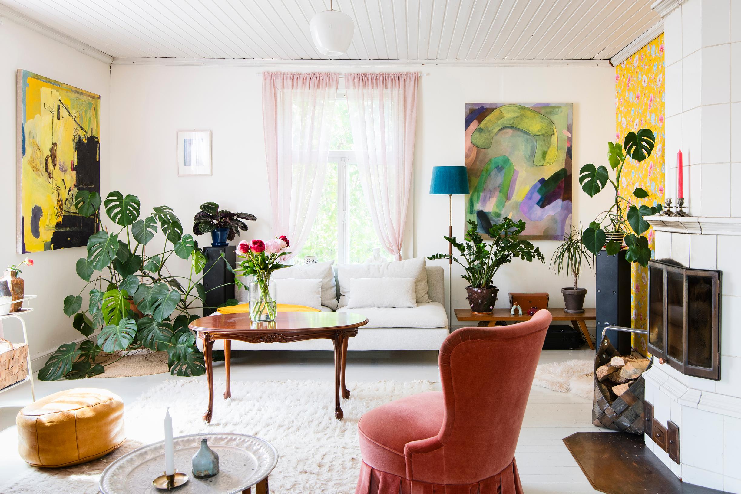 Kuva olohuoneesta, joka on sisustettu vintagehuonekaluin. 