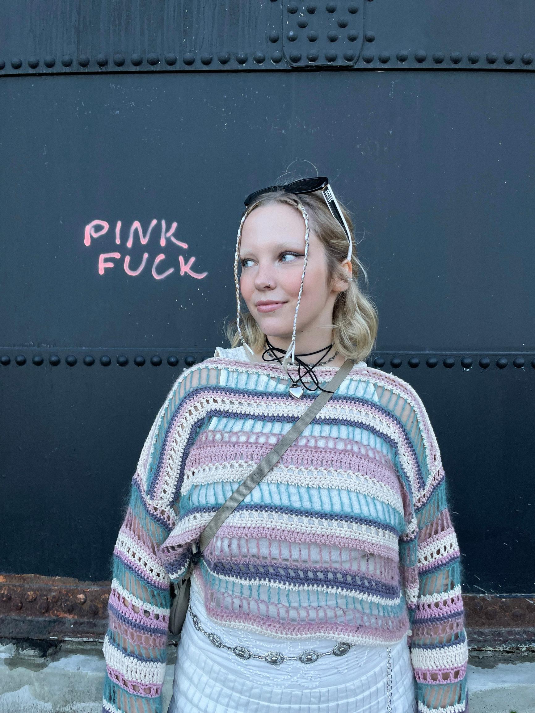 Virkattu paita Hetan päällä festareilla.