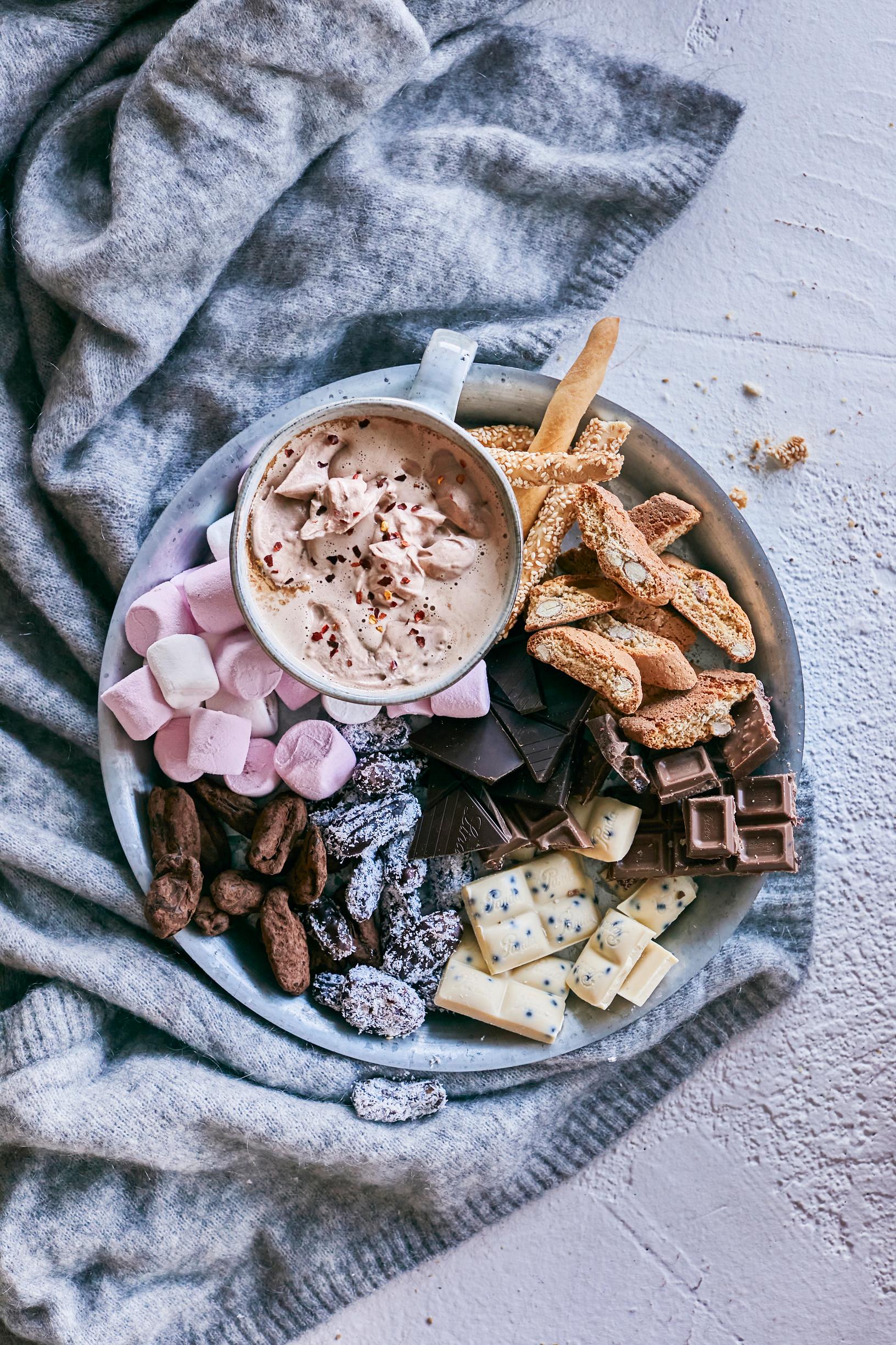 Nutella-kahvi on talven hittijuoma! Kokoa juoman seuraksi nameja pursuava hemmottelutarjotin, ja pakkaspäivän herkkuhetki on täydellinen