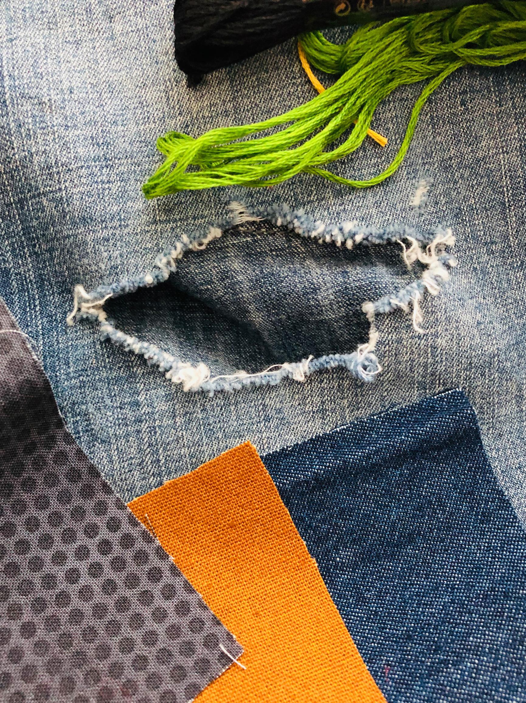 Farkkujen paikat voivat olla myös värikkäitä tai ommeltuja erivärisillä langoilla.