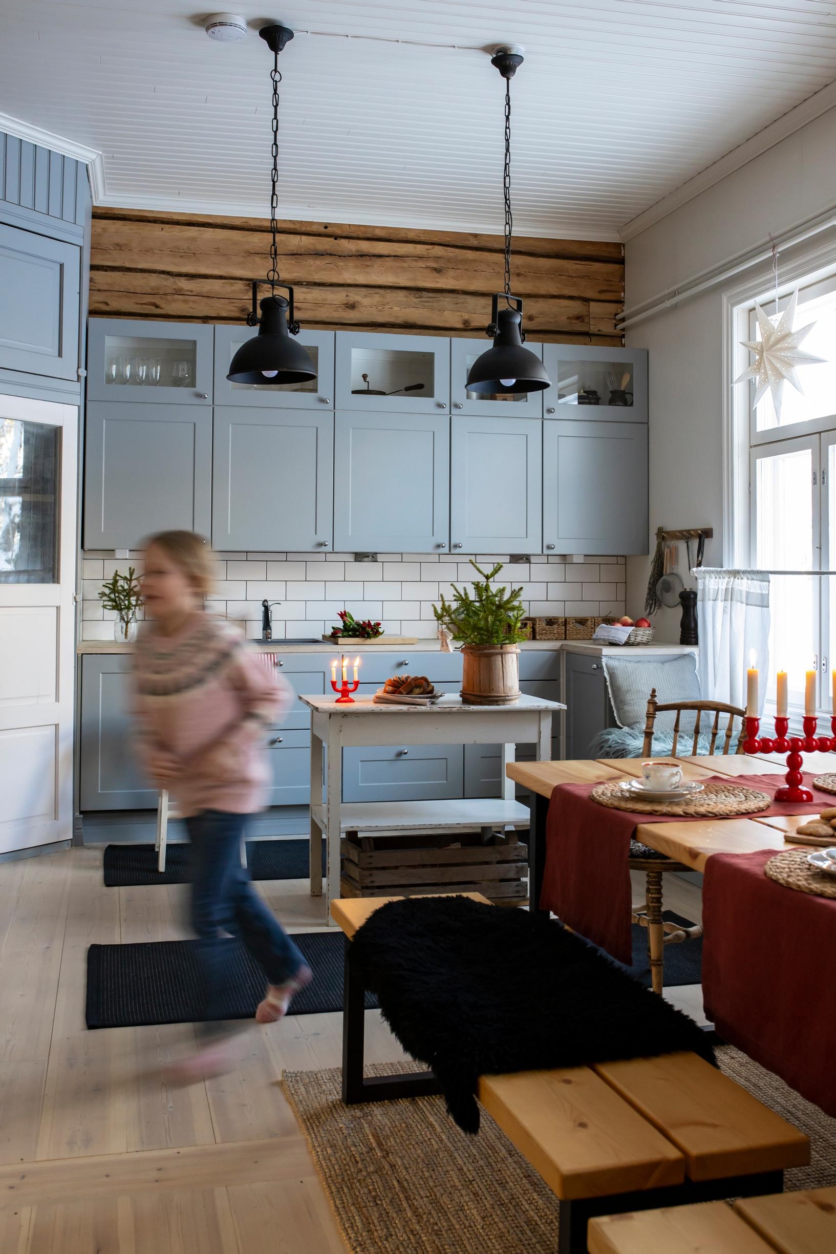 Pappilan arkikeittiön keittiökaapit 