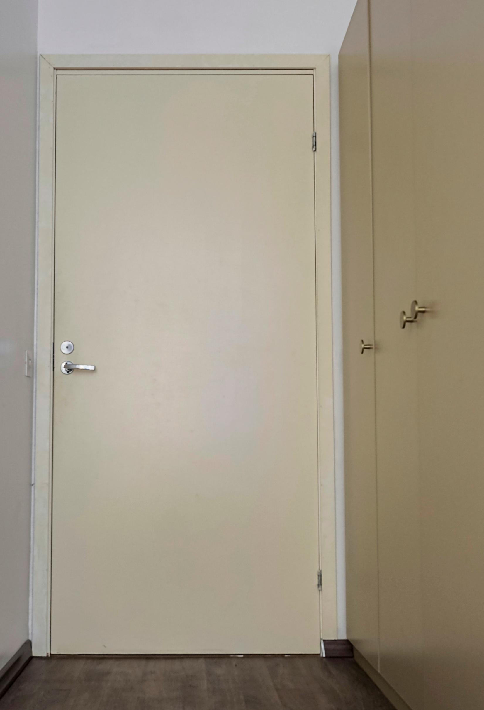 Kellastunut väliovi ennen uudistamista